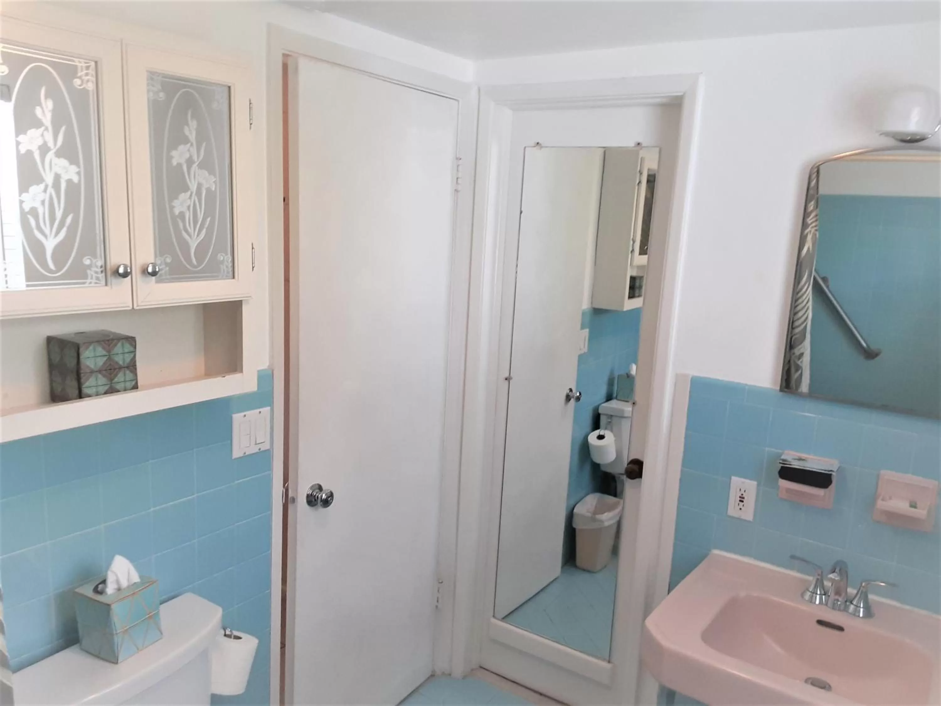 Shower in Manhattan Tower Apartment Hotel