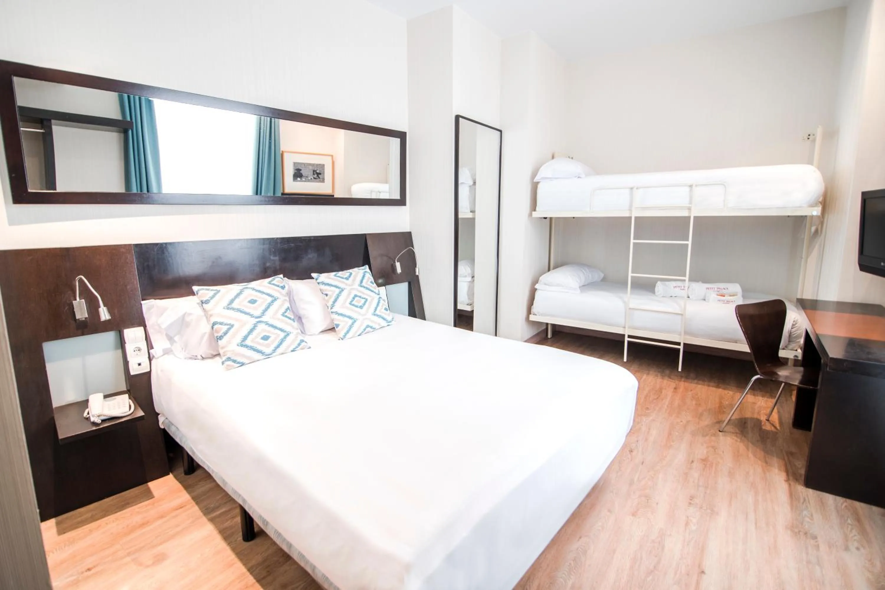 Photo of the whole room, Bed in Petit Palace Plaza de la Reina