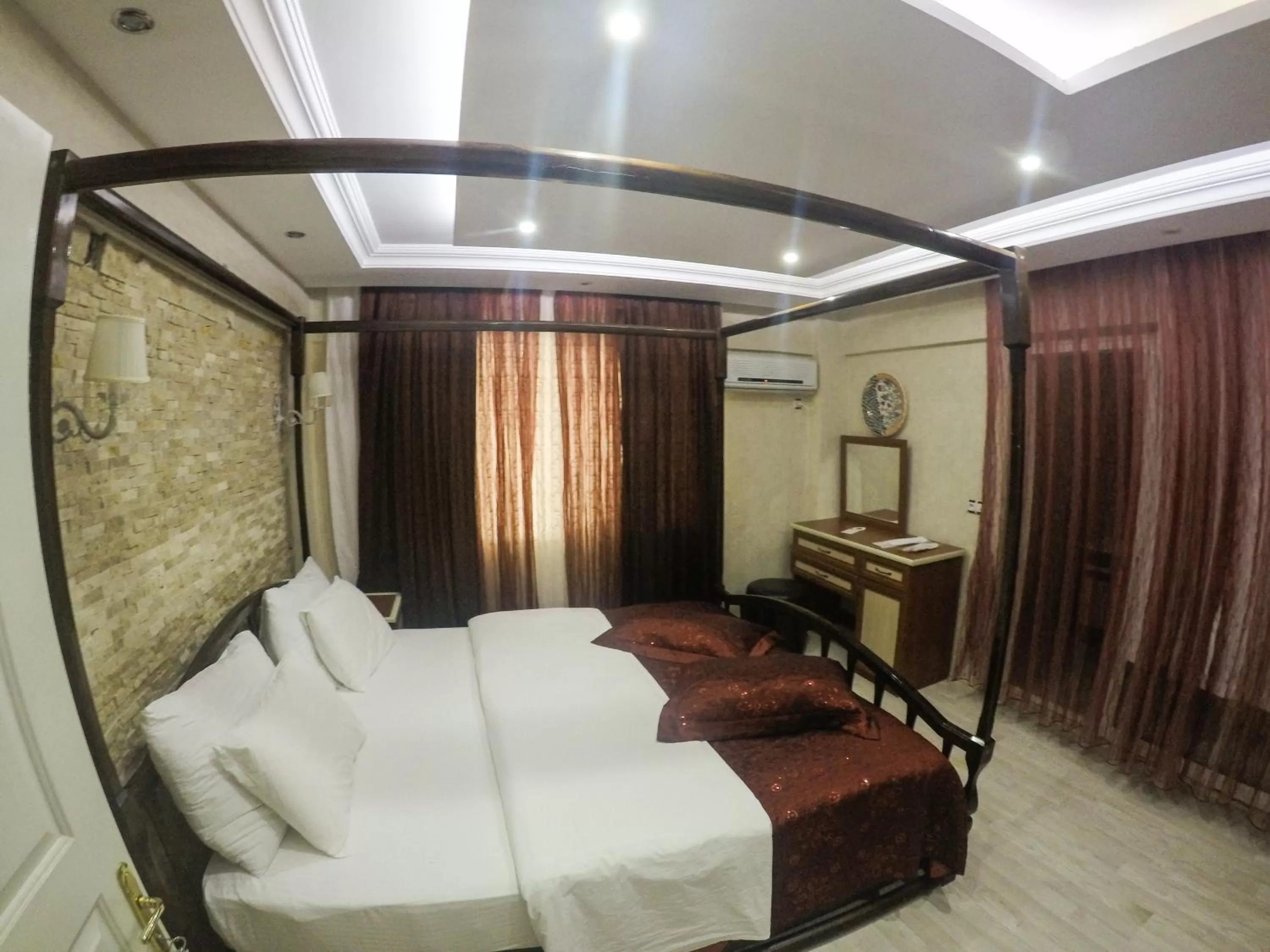 Photo of the whole room, Bed in Melrose Pansiyon