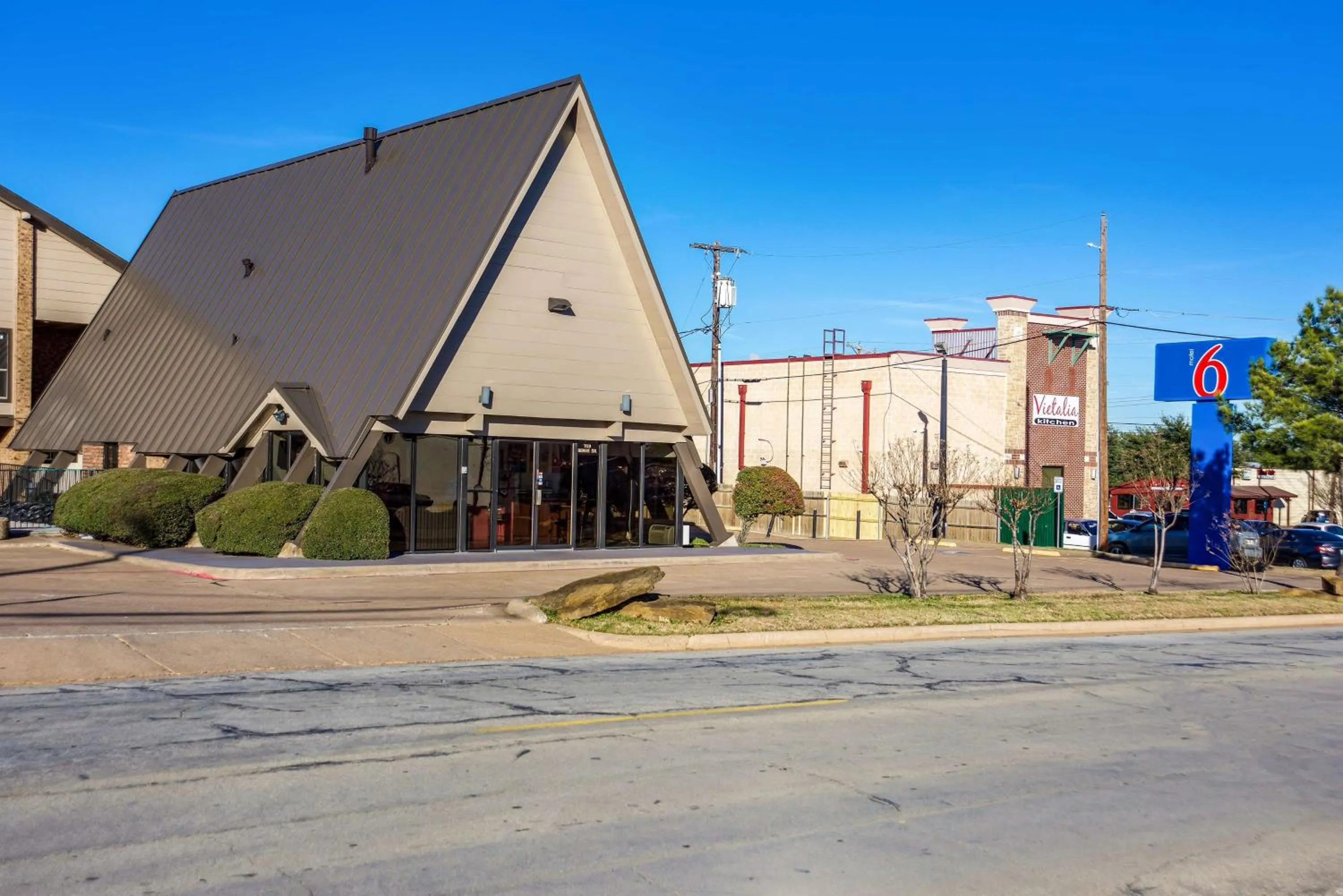 Property building in Motel 6-Arlington, TX - UTA