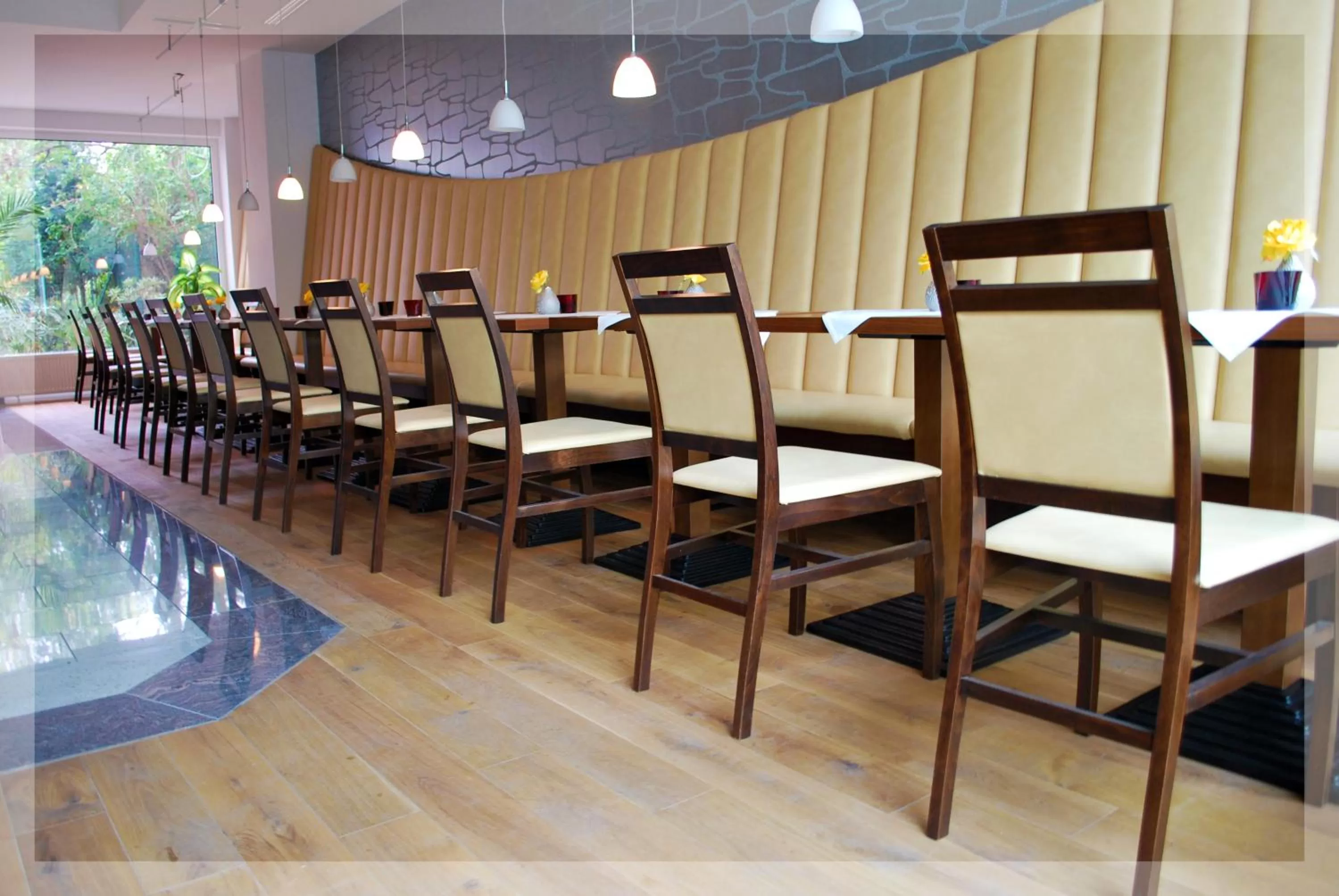 Restaurant/places to eat in Hotel Arena City