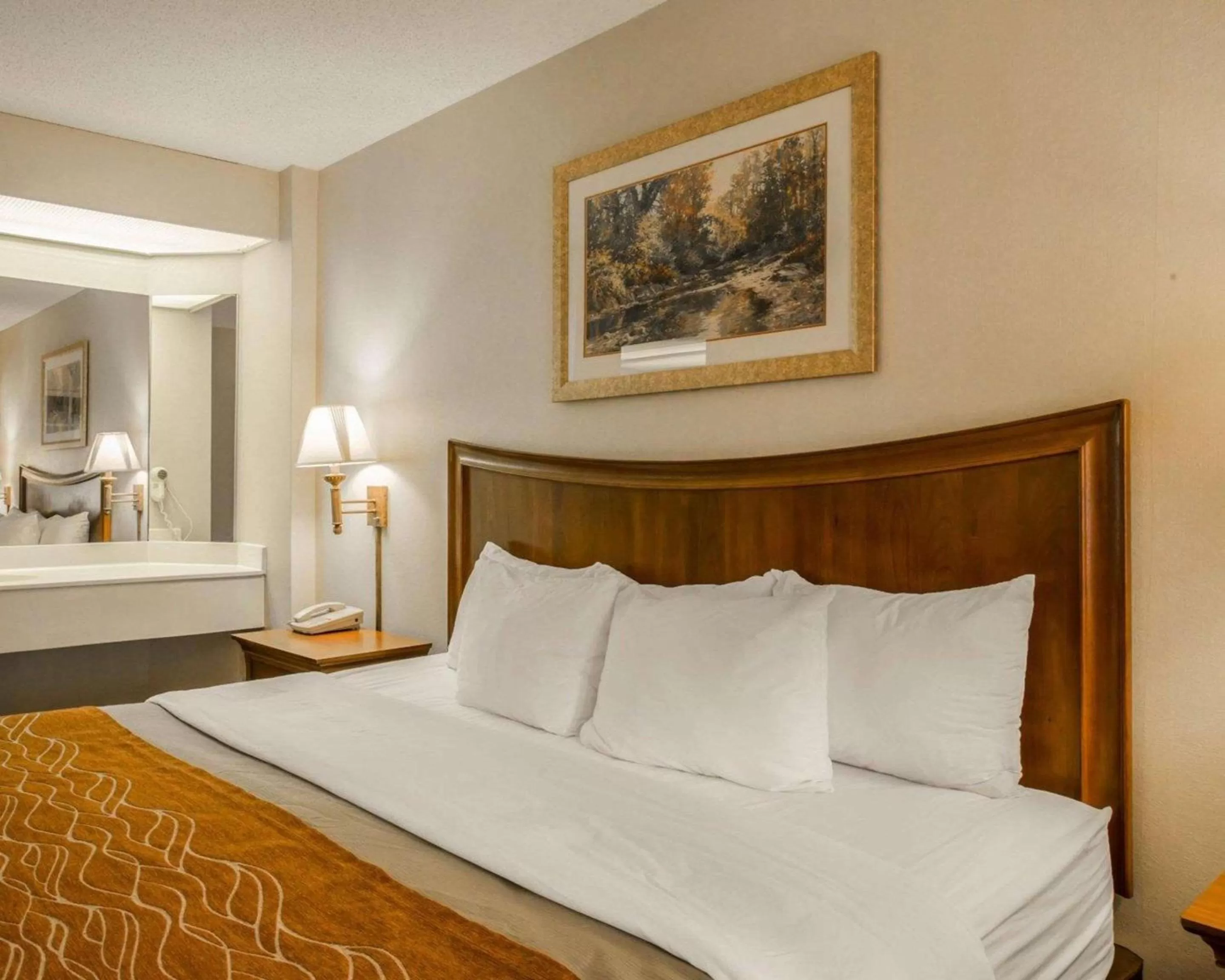 Bathroom, Bed in Rodeway Inn & Suites Cherokee On the River