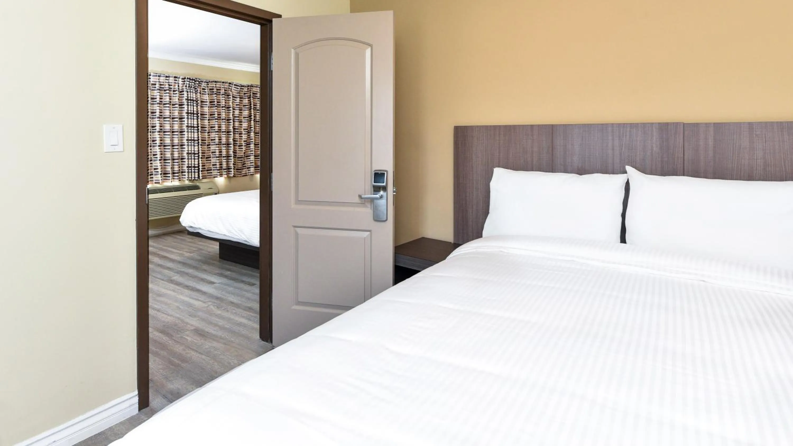 Bed in Sea Rock Inn - Long Beach