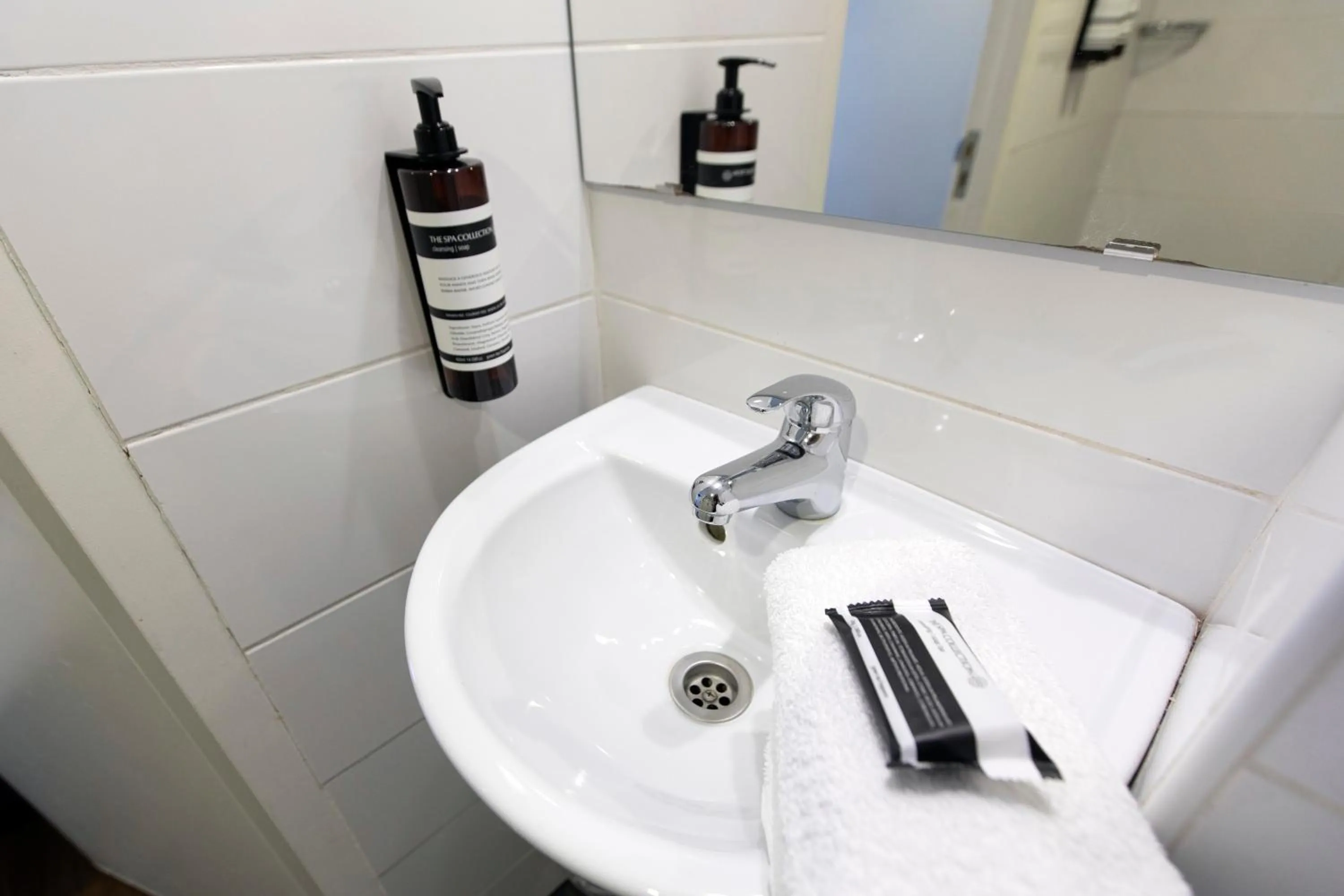 Bathroom in Quentin Arrive Hotel