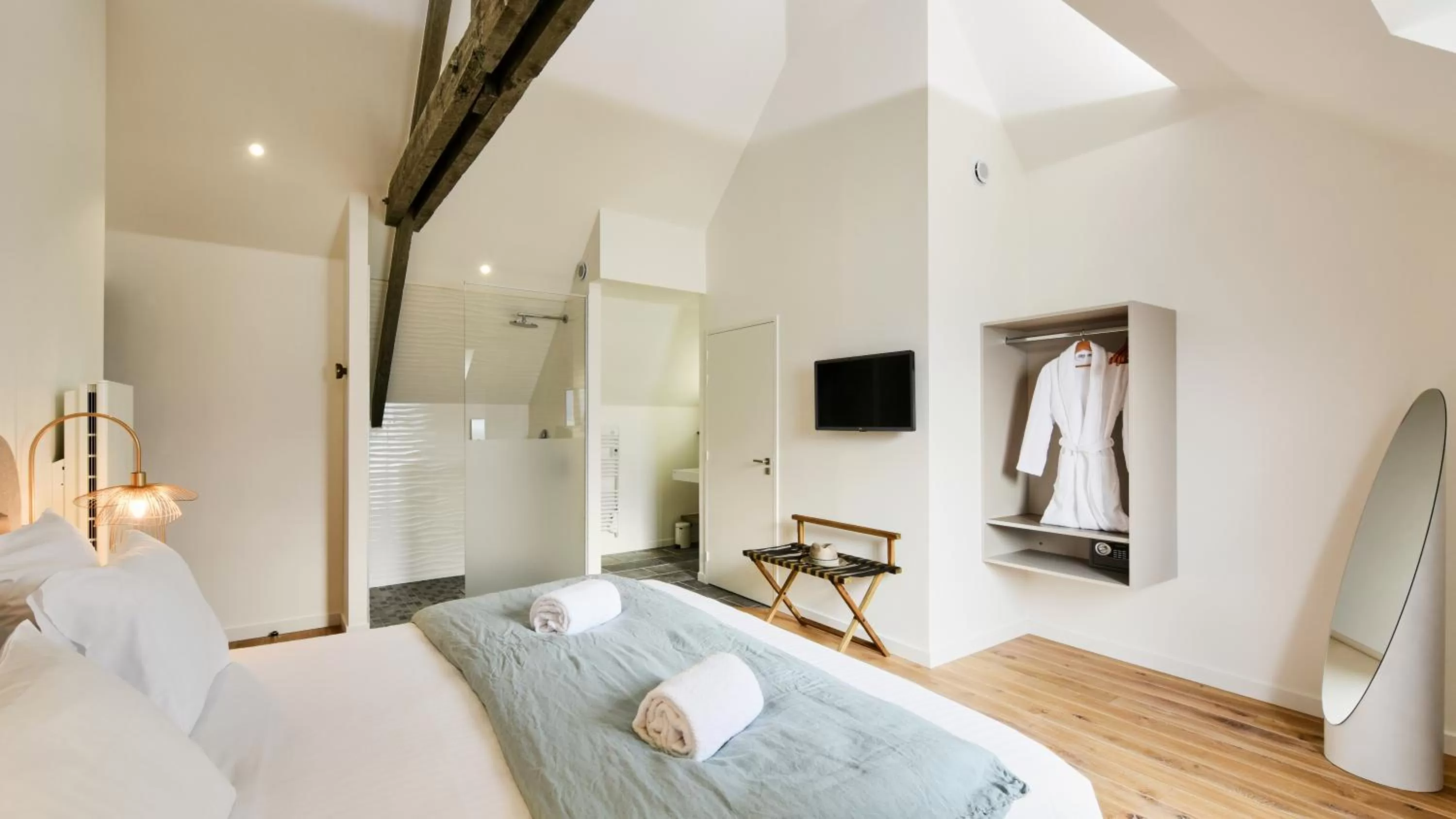 Patio, Bed in Pavillon de la plage