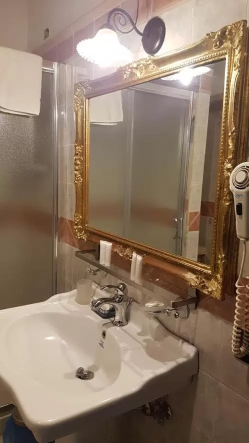 Bathroom in Hotel Sangiuliano 132 centro storico Catania