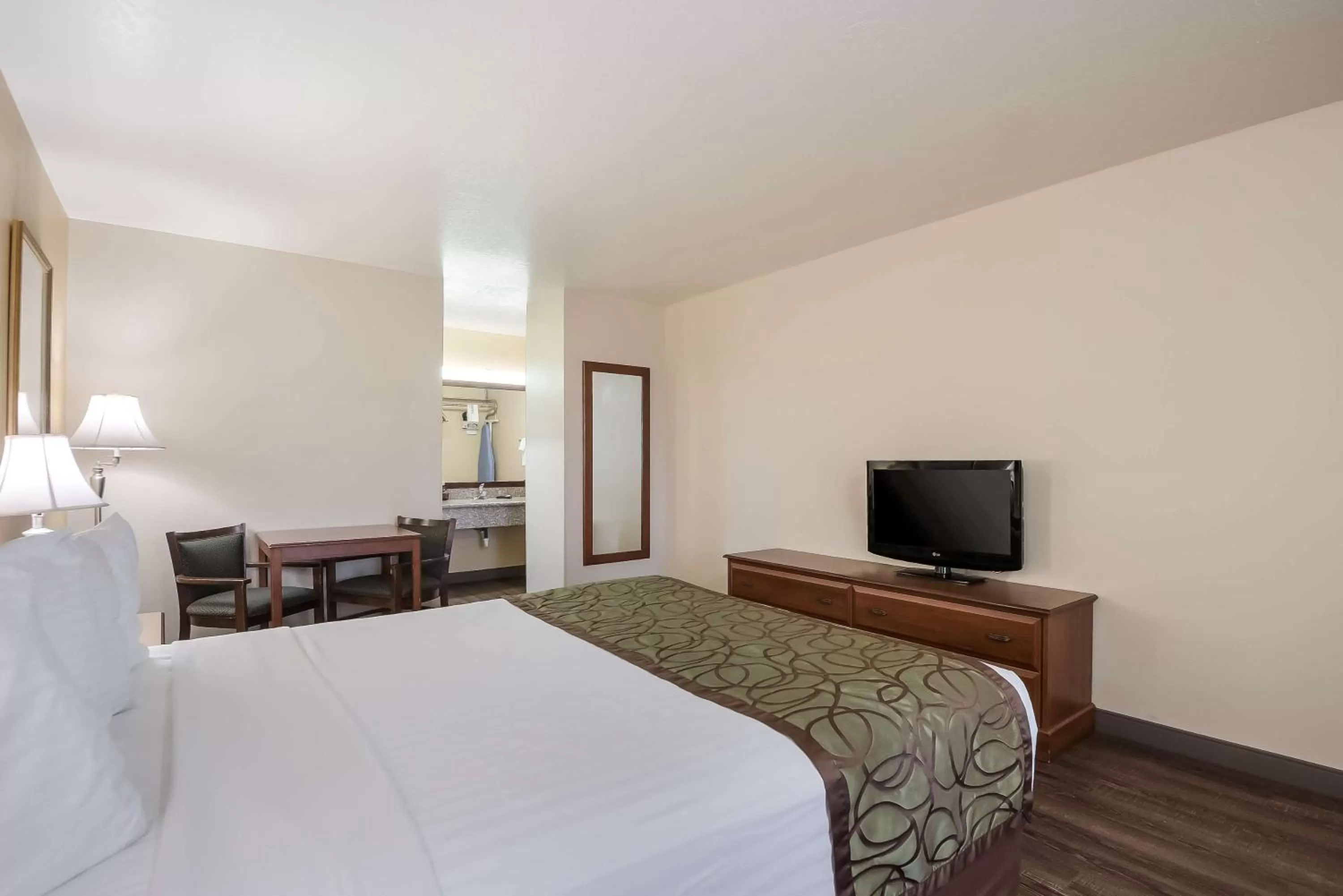 Queen Room with Roll-In Shower - Disability Access in SureStay Hotel by Best Western Fernley