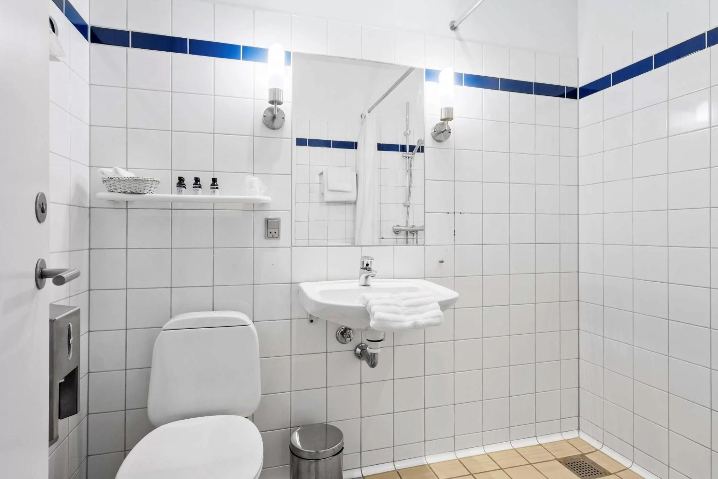 Bathroom in Best Western ToRVEhallerne