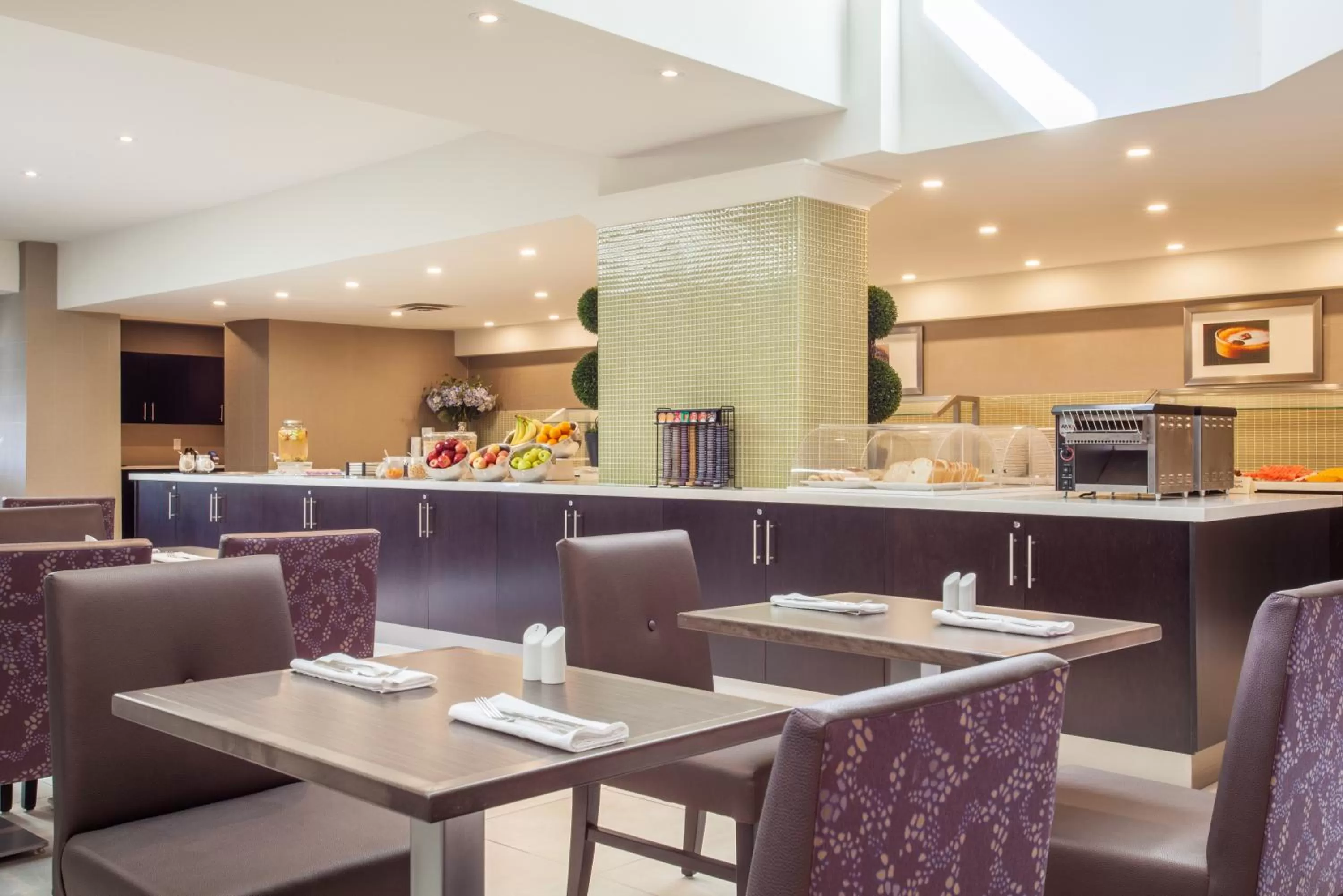 Restaurant/places to eat in Holiday Inn Toronto International Airport by IHG