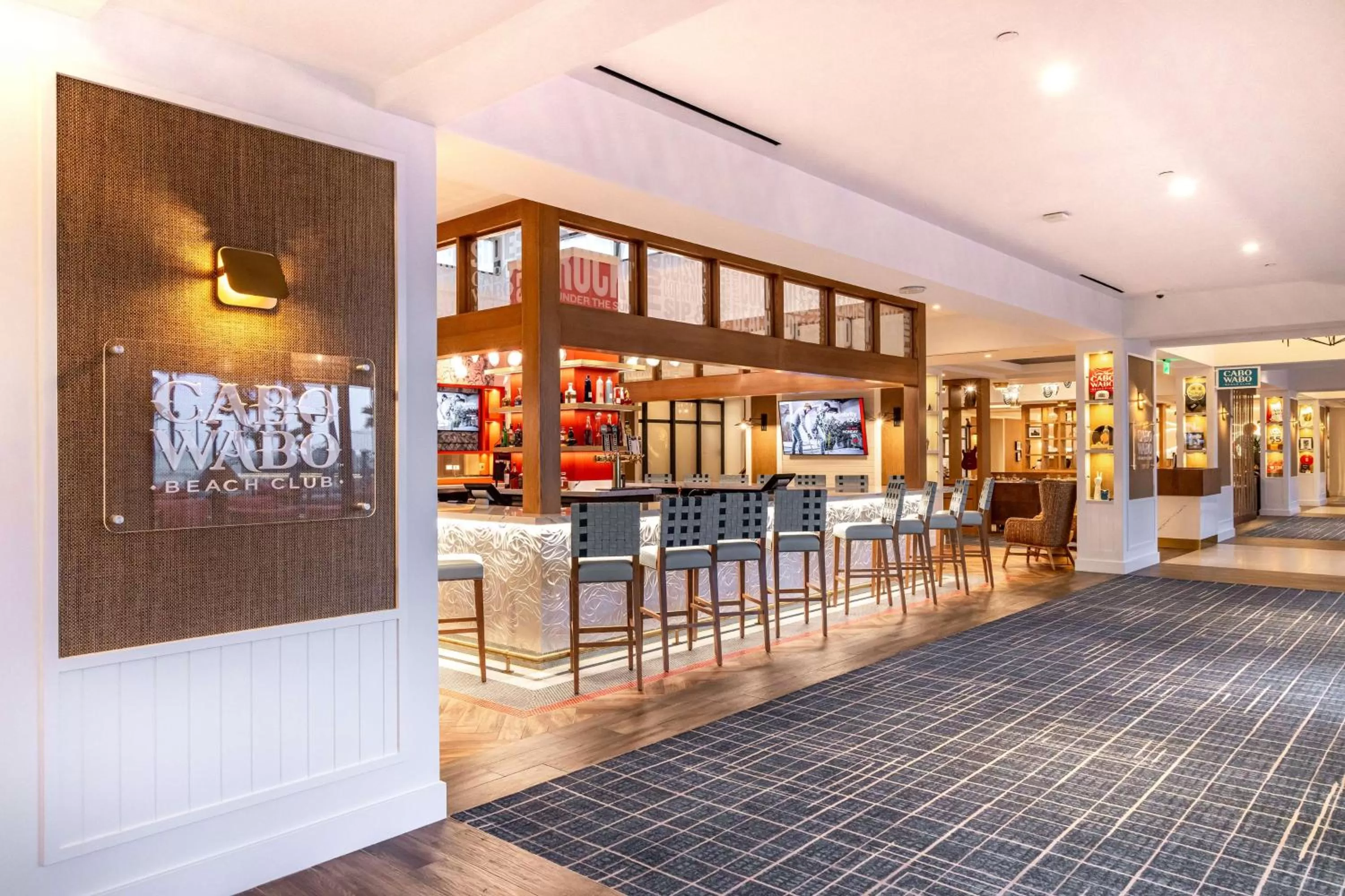 Lounge or bar in The Waterfront Beach Resort, A Hilton Hotel