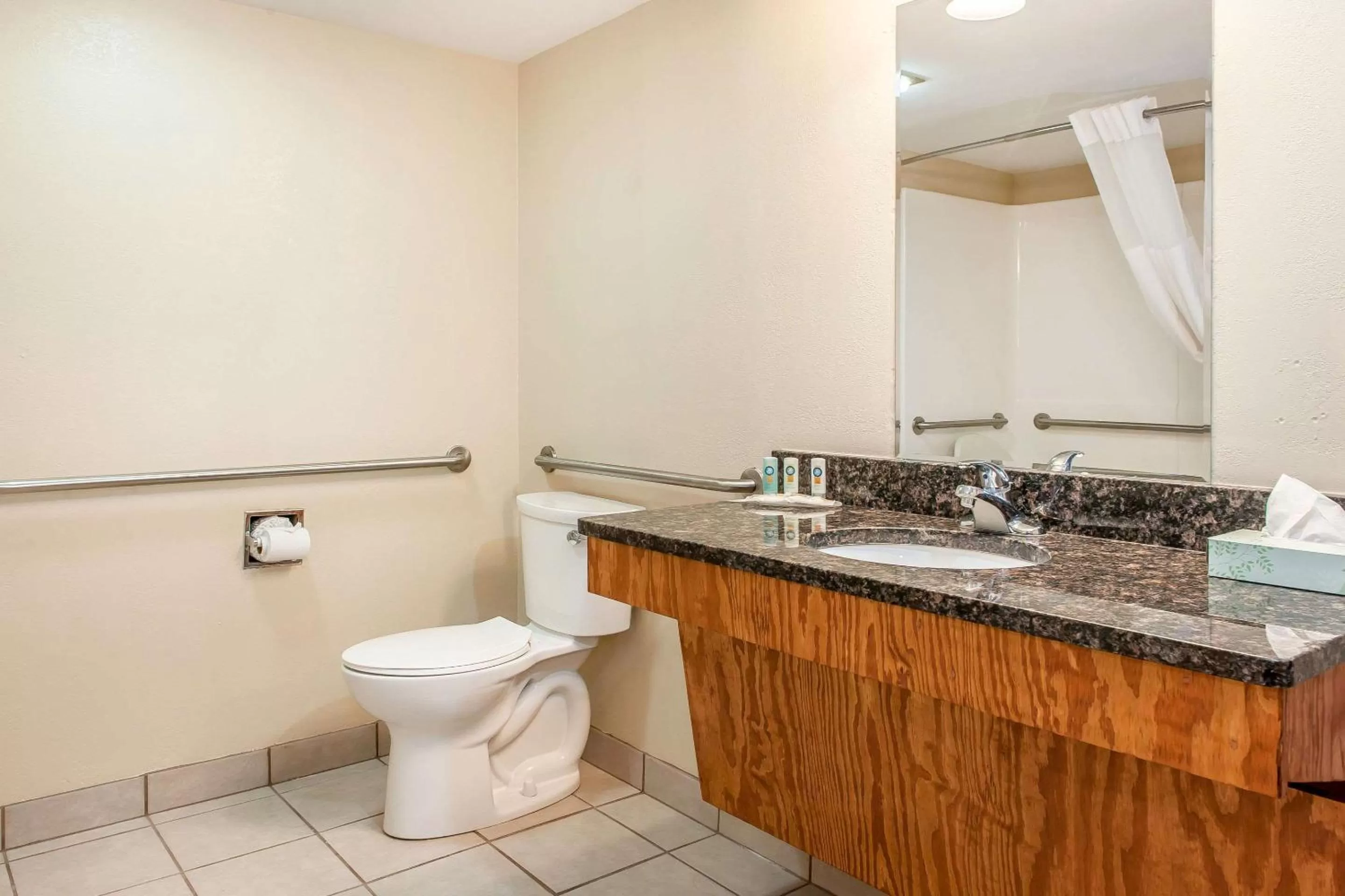 Bathroom in Quality Inn Findlay