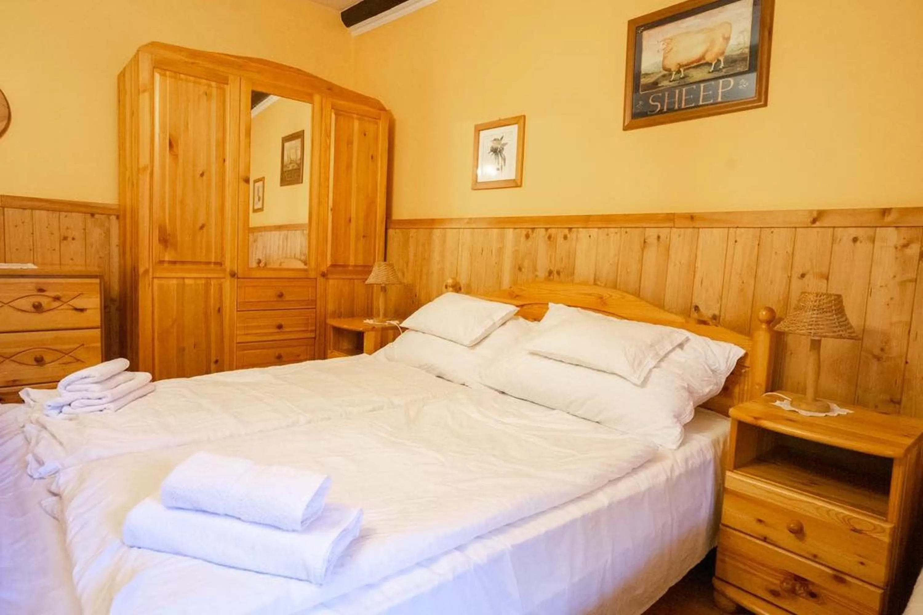 Bed in Vadvirág Vendéglő és Panzió