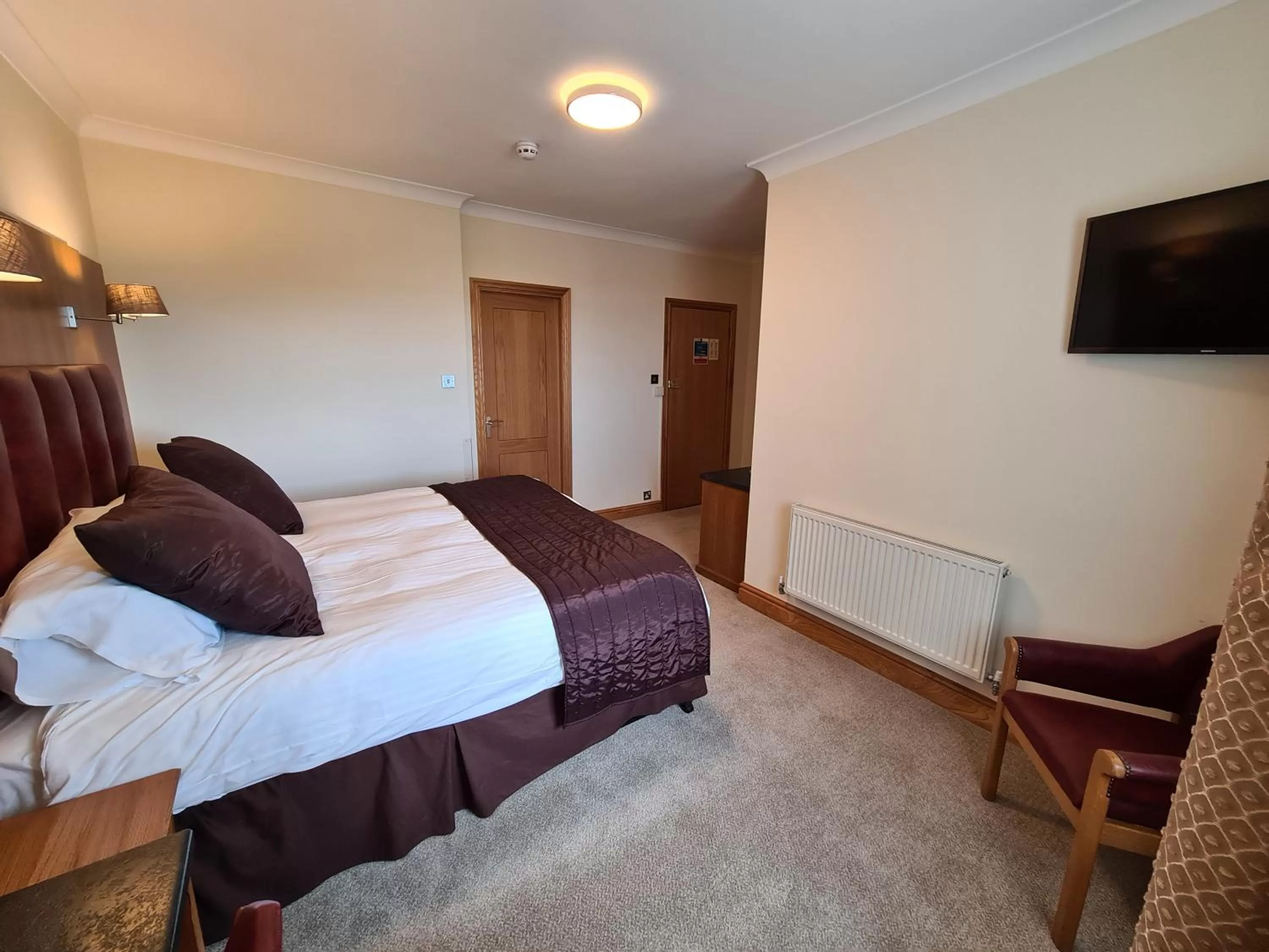 Bedroom, Bed in The Royal Hotel