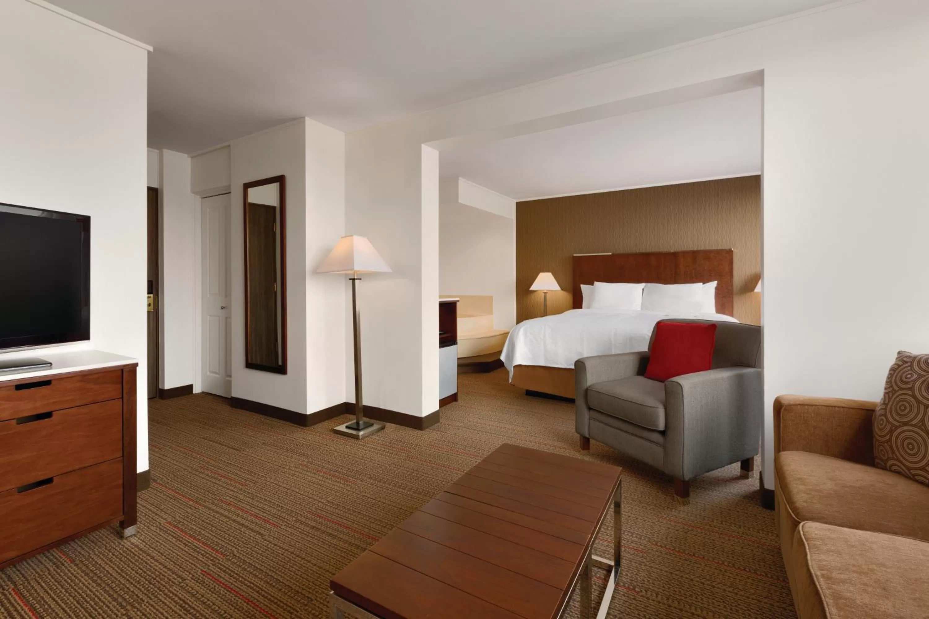 Living room, Bed in Coast Discovery Inn