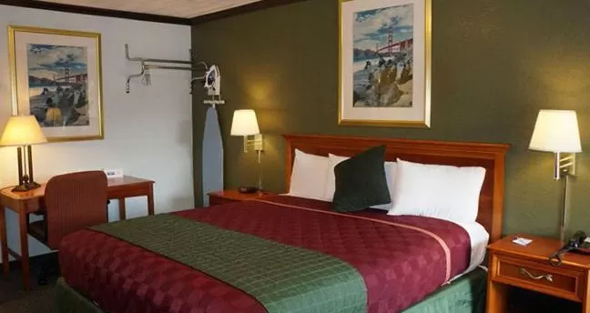 Bed in Rodeway Inn Chico University Area