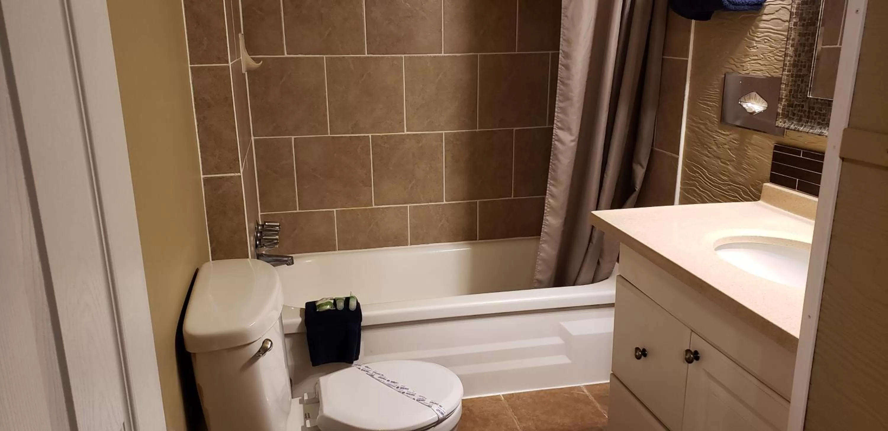 Toilet, Bathroom in Malahat Bungalows Motel