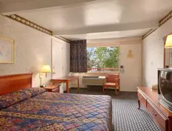 Standard King Room - Smoking in Ramada Limited Cockeysville Standard King Room - Smoking in Ramada Limited Cockeysville