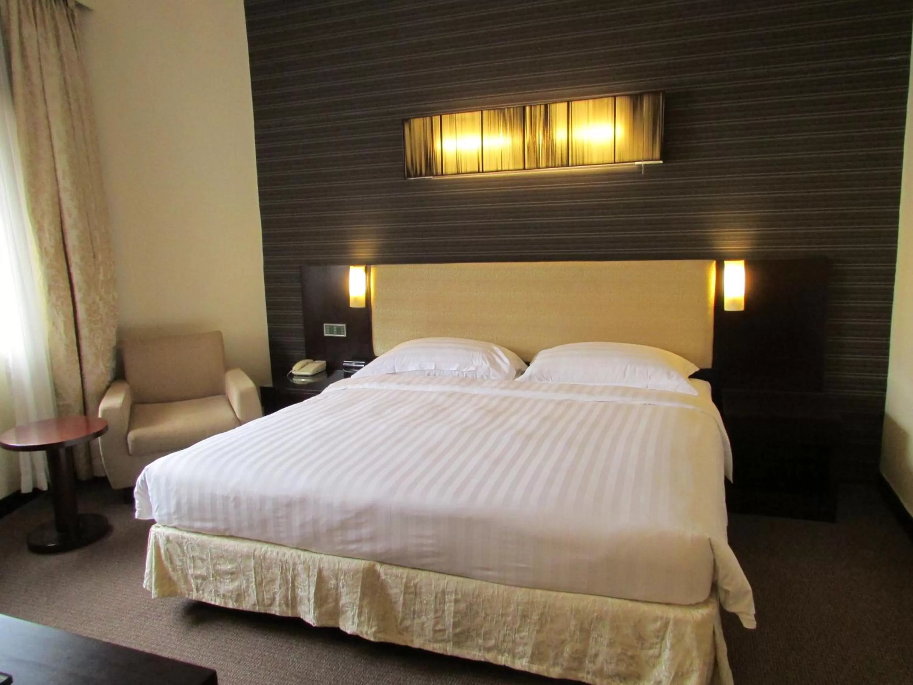 Photo of the whole room, Bed in Hotel Royal Queens