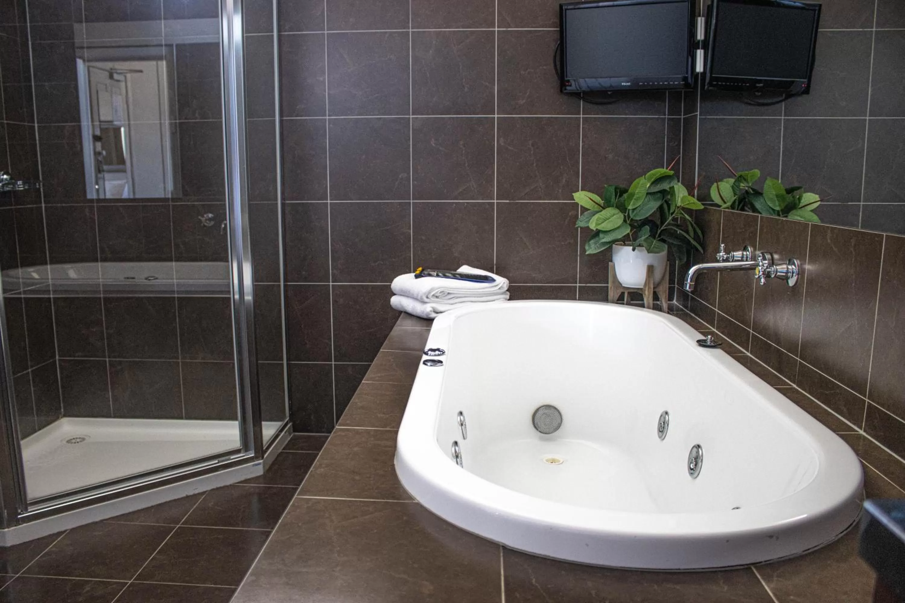 Spa and wellness centre/facilities, Bathroom in Oscars Hotel and Cafe Bar