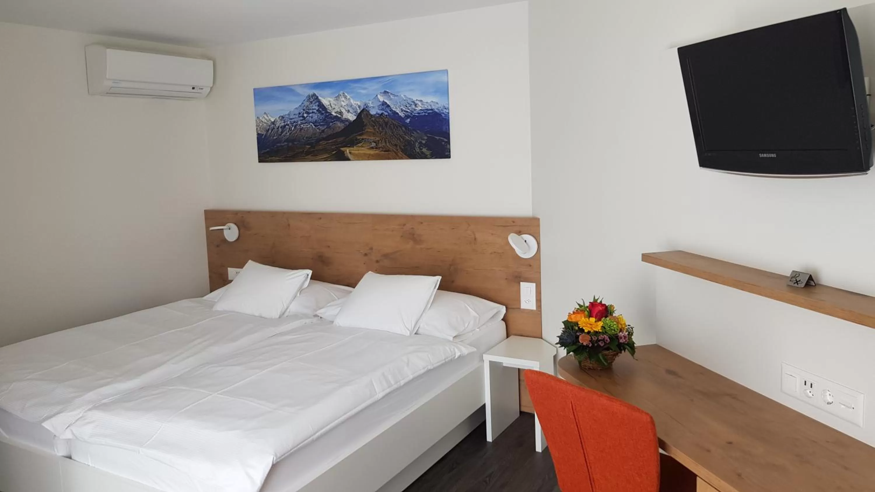 Photo of the whole room, Bed in Hotel Bernerhof