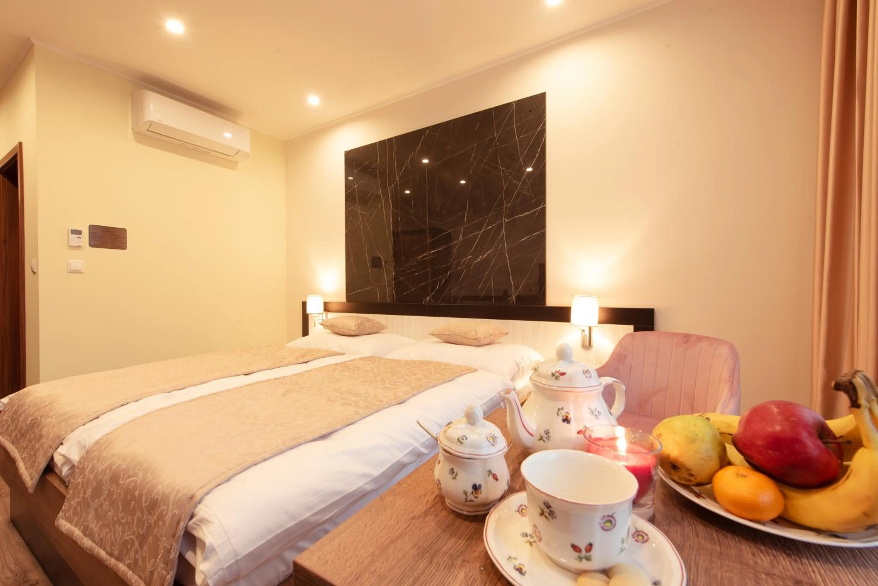 Property building, Bed in Hotel Viktor