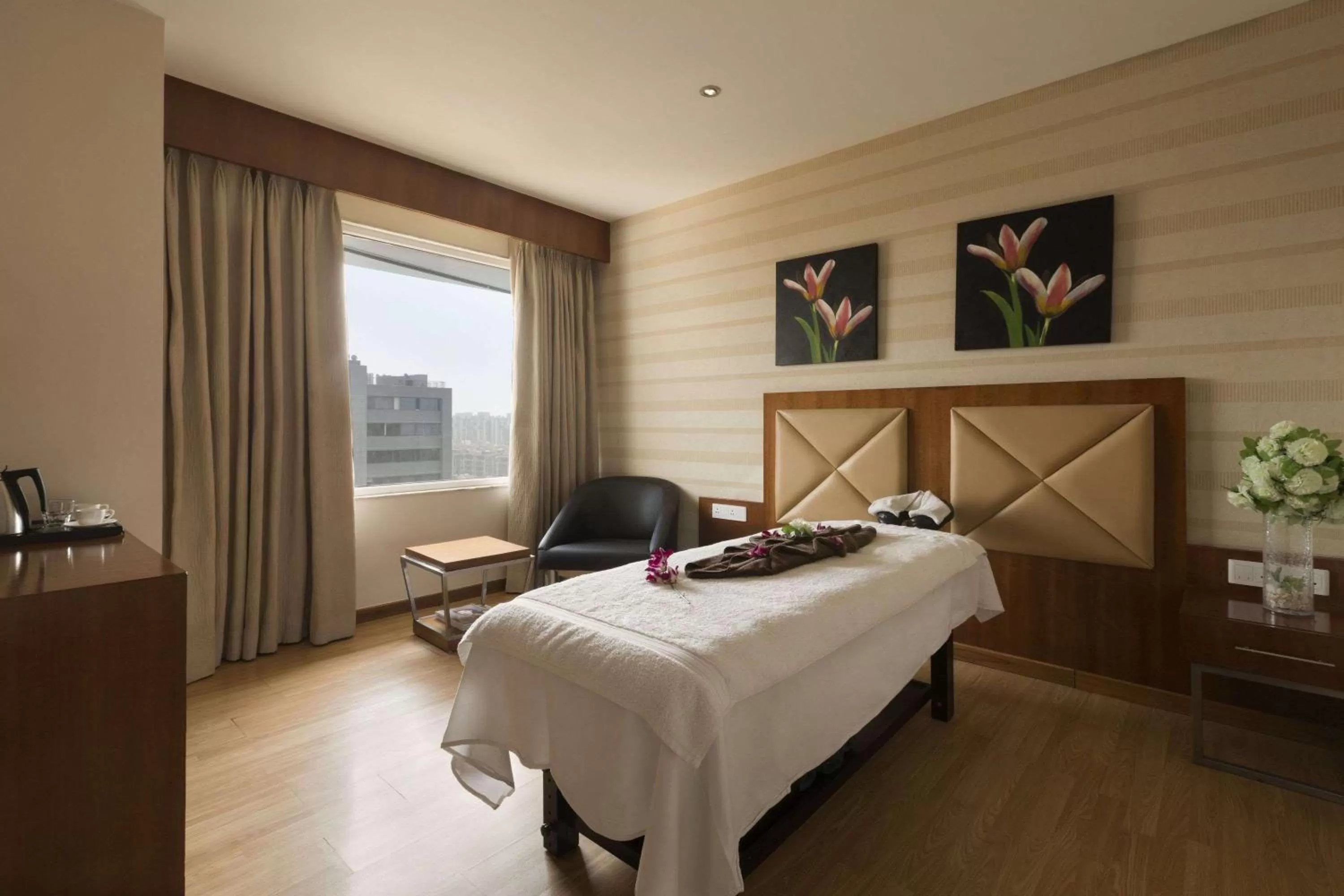 Spa and wellness centre/facilities, Bed in Ramada Ahmedabad