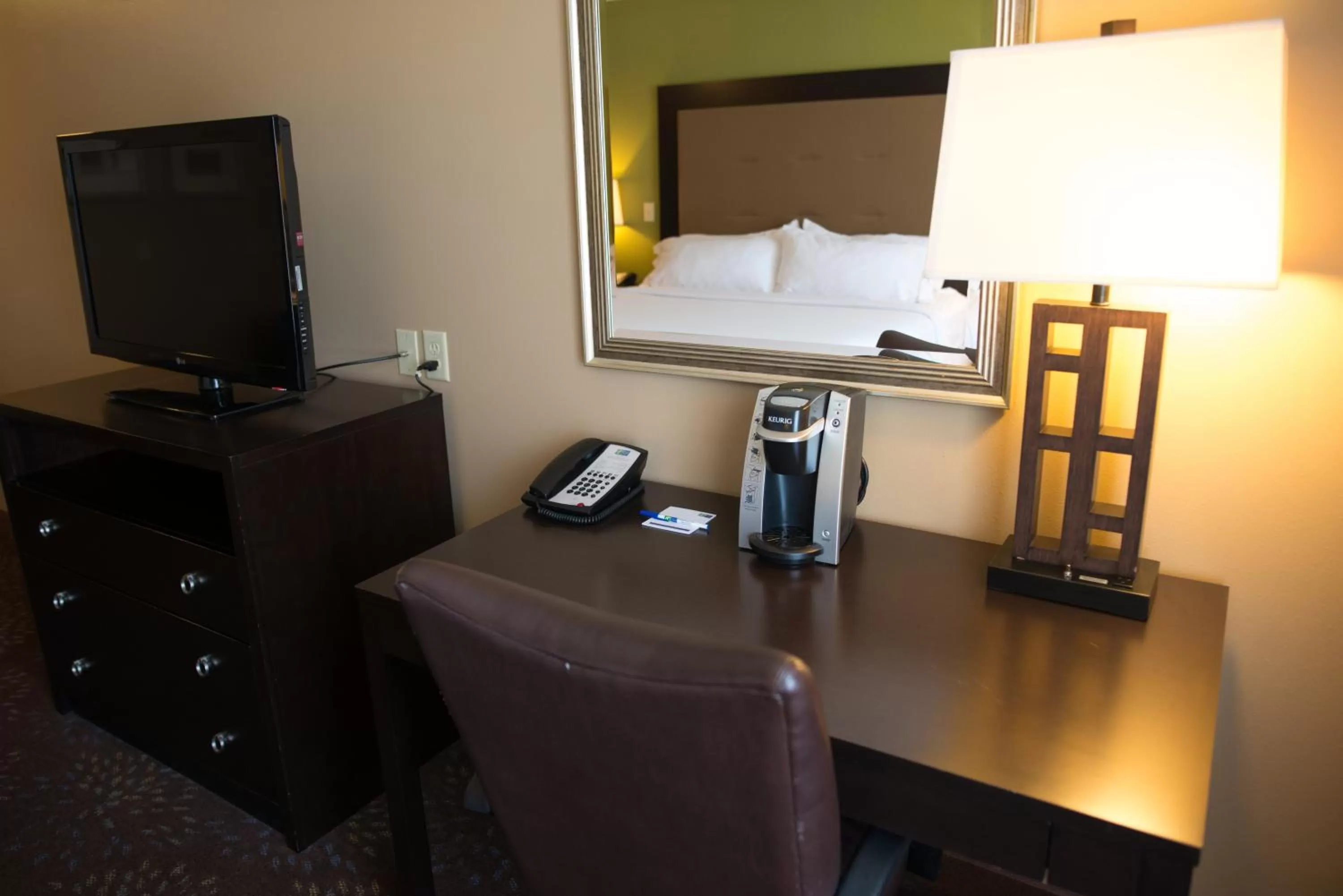 Photo of the whole room in Holiday Inn Express & Suites Northwood by IHG