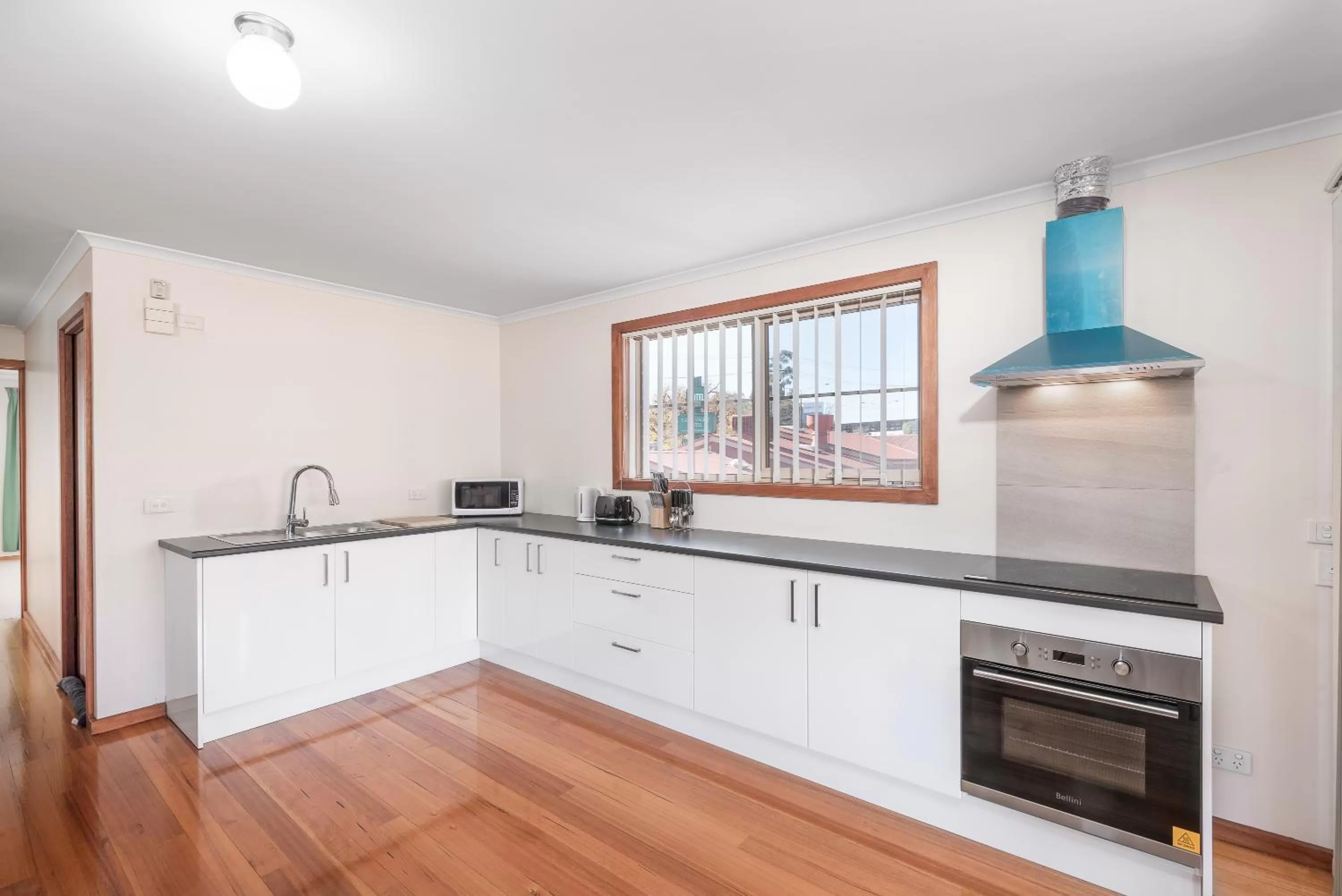 Kitchen or kitchenette in Yarra Valley Motel