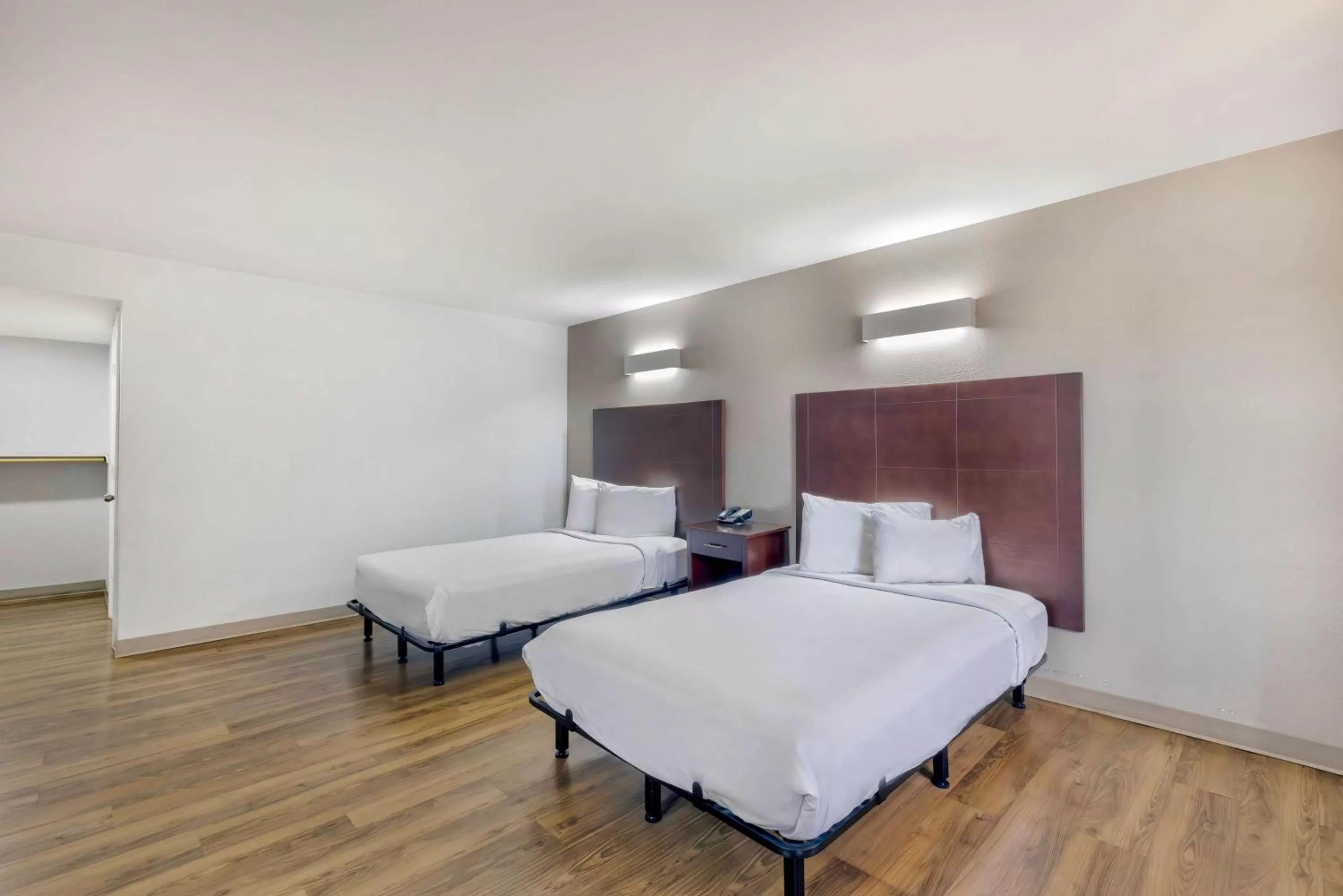 Bedroom, Bed in Motel 6-Falls Church, VA - Arlington Boulevard