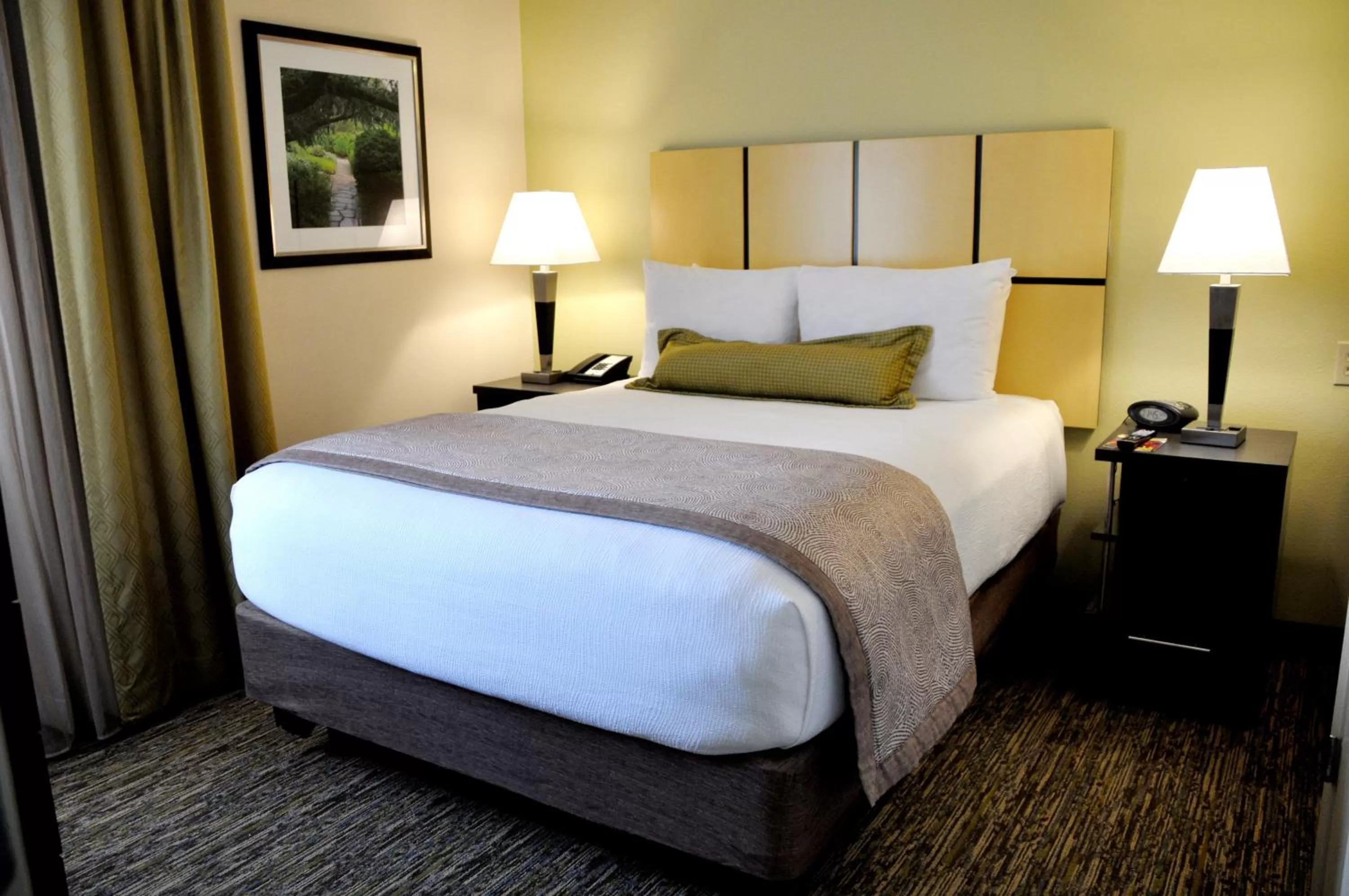 Photo of the whole room, Bed in Candlewood Suites Sterling by IHG