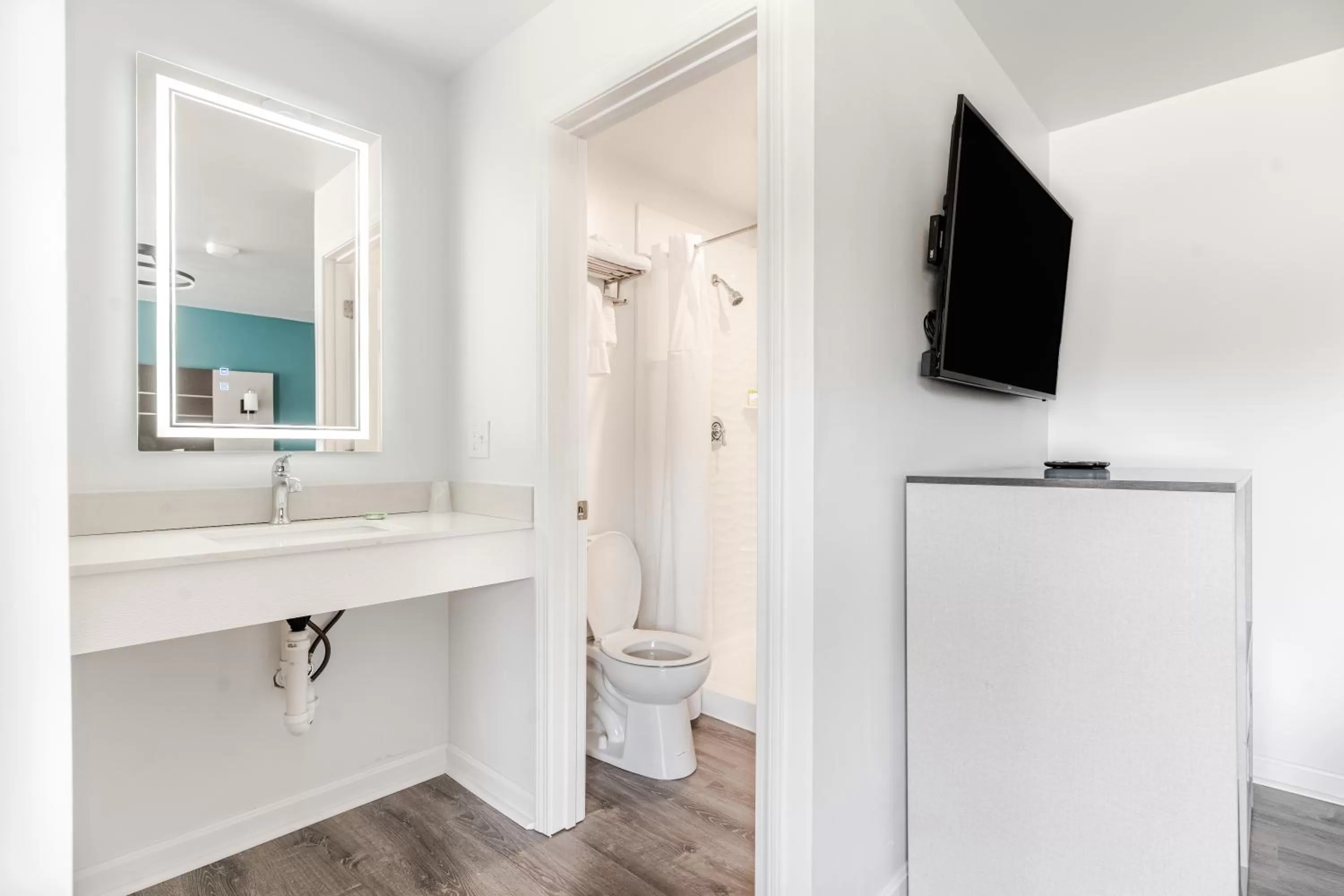 Shower in Blue Beach Motel Providence North Kingstown