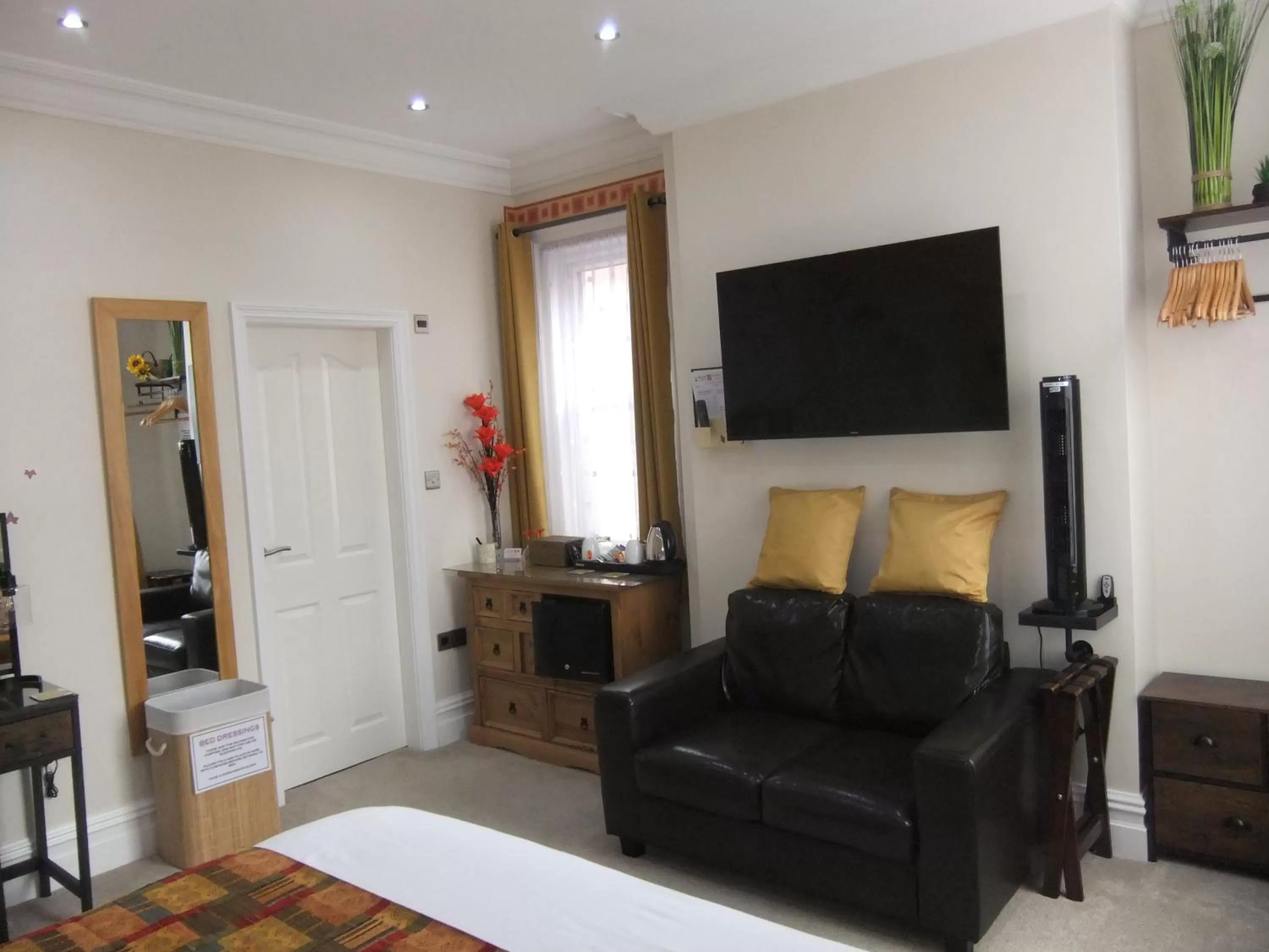 Photo of the whole room, Bed in FourRooms - Couples Only