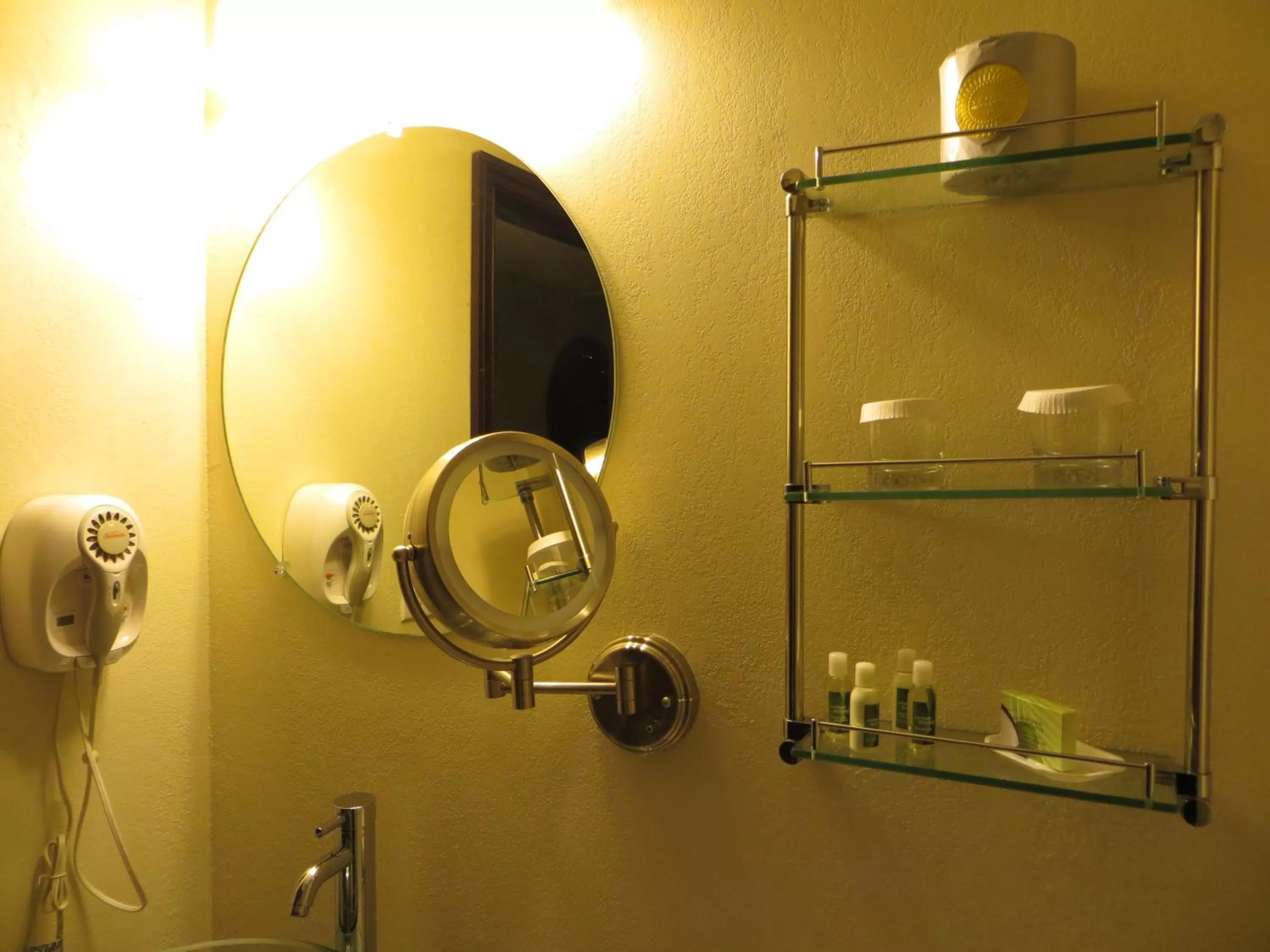 Bathroom in Mark Twain Hotel