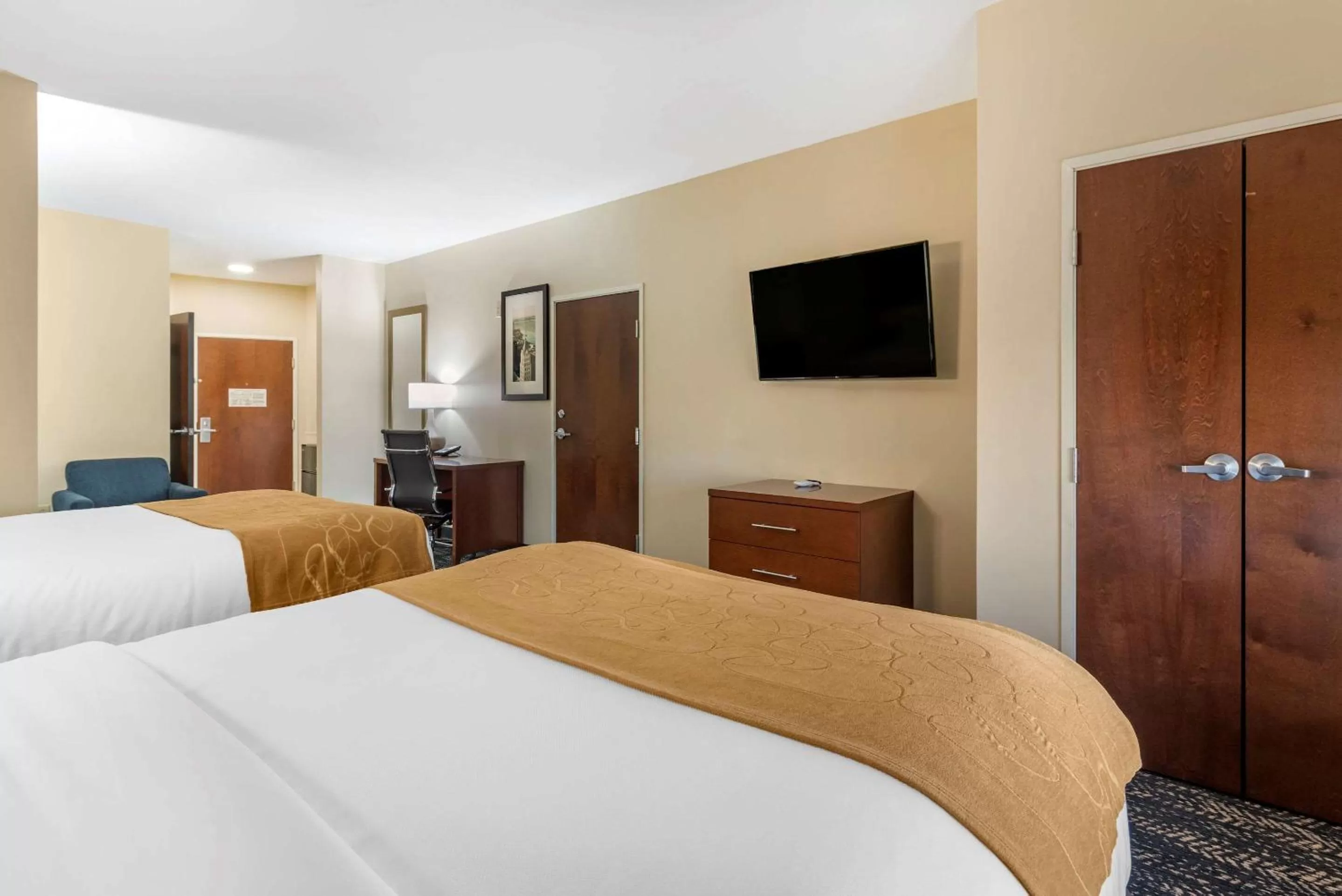 Photo of the whole room, Bed in Comfort Suites West Memphis I-40 I-55