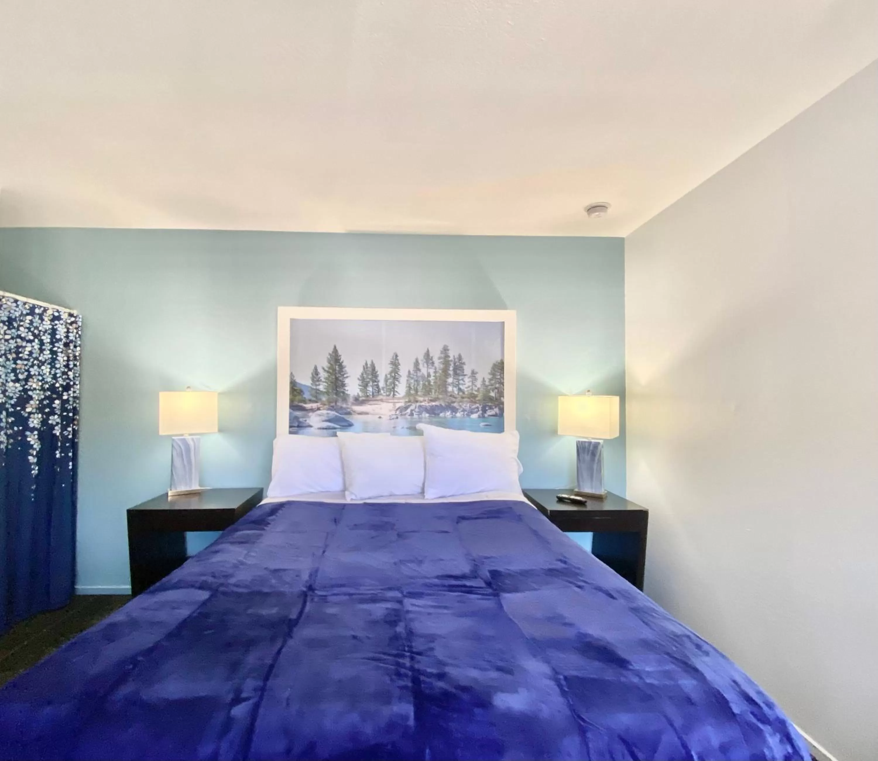 Bed in Bluebird Day Inn & Suites