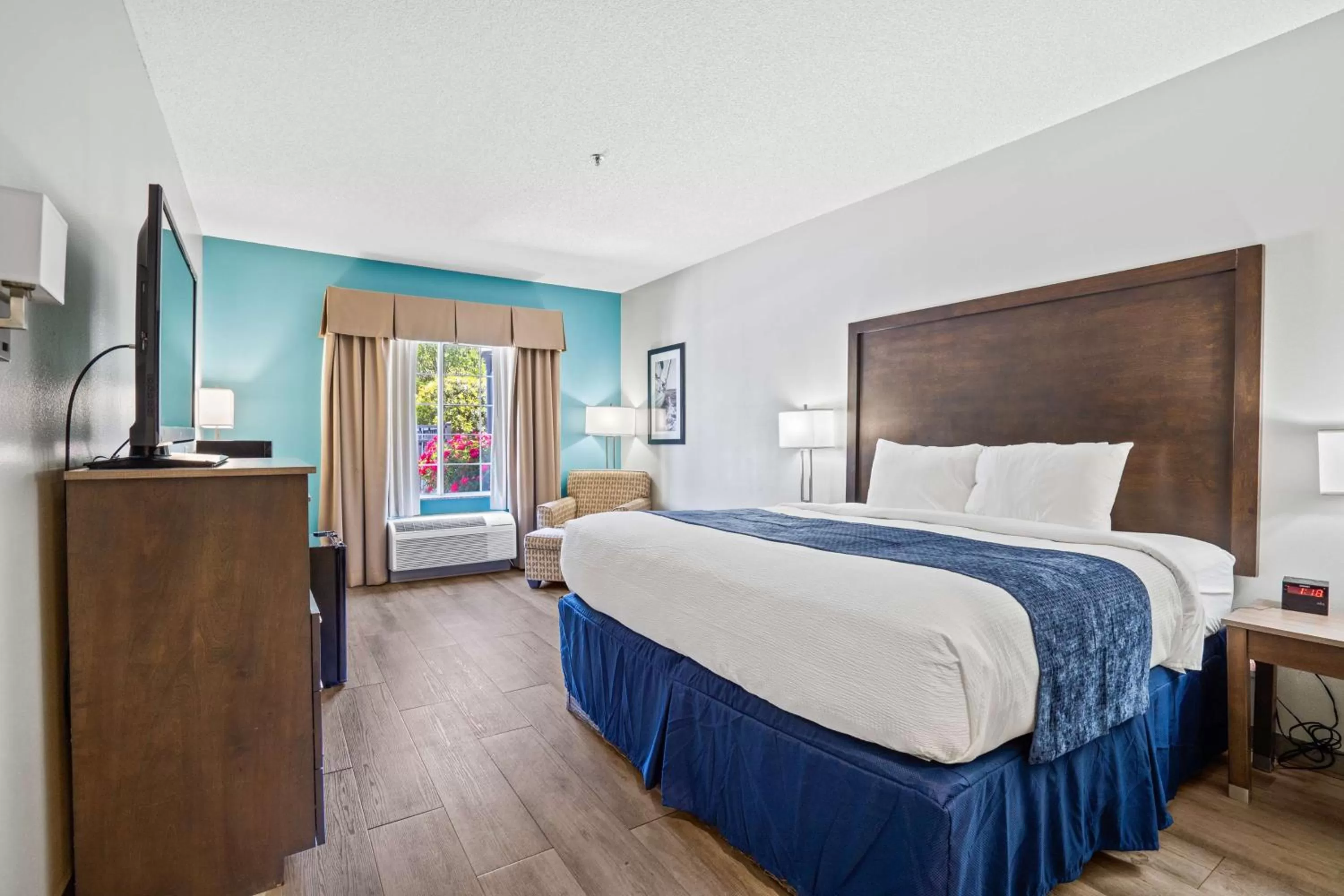 Bedroom, Bed in Blue Water Inn & Suites BW Signature Collection