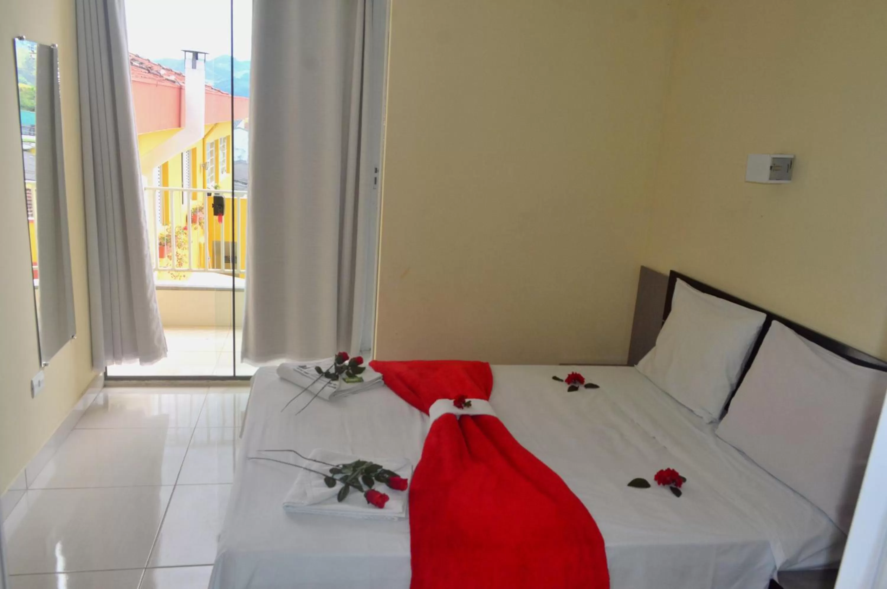 Photo of the whole room, Bed in Hotel Garfo de Ouro