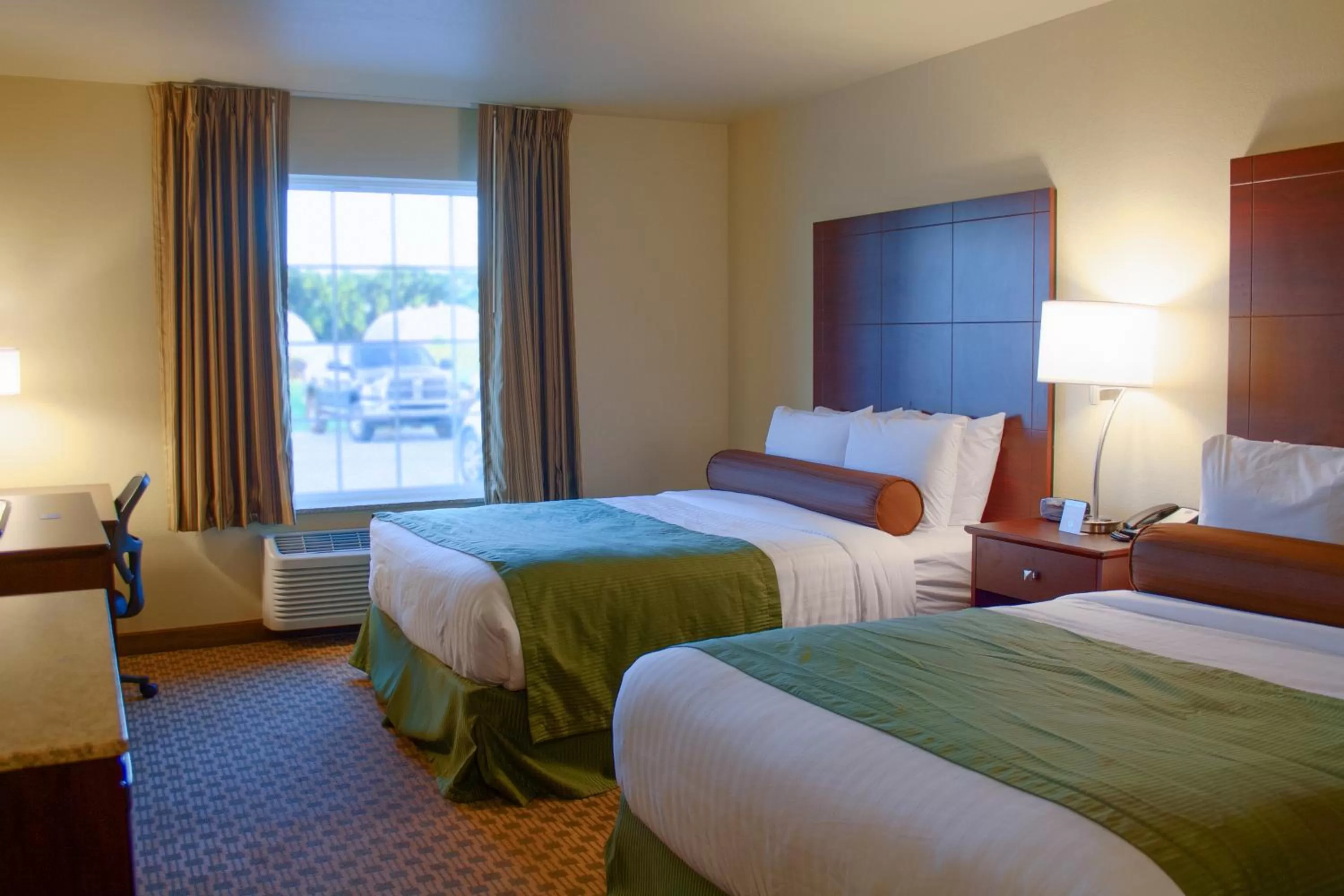 Bed in Cobblestone Inn & Suites-Winterset