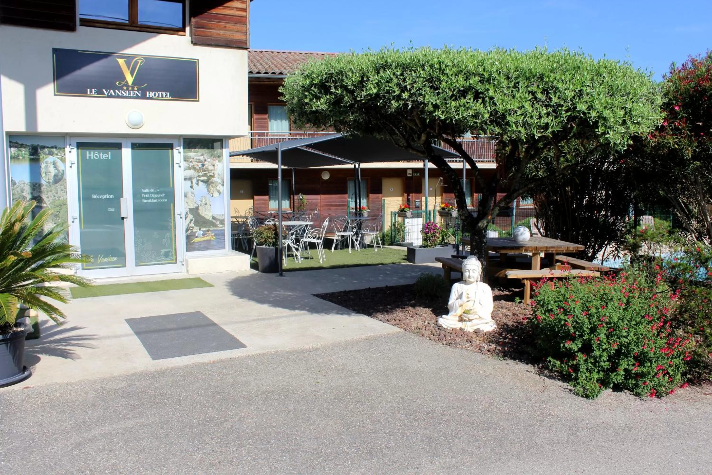 Patio in Hotel Le Vanséen