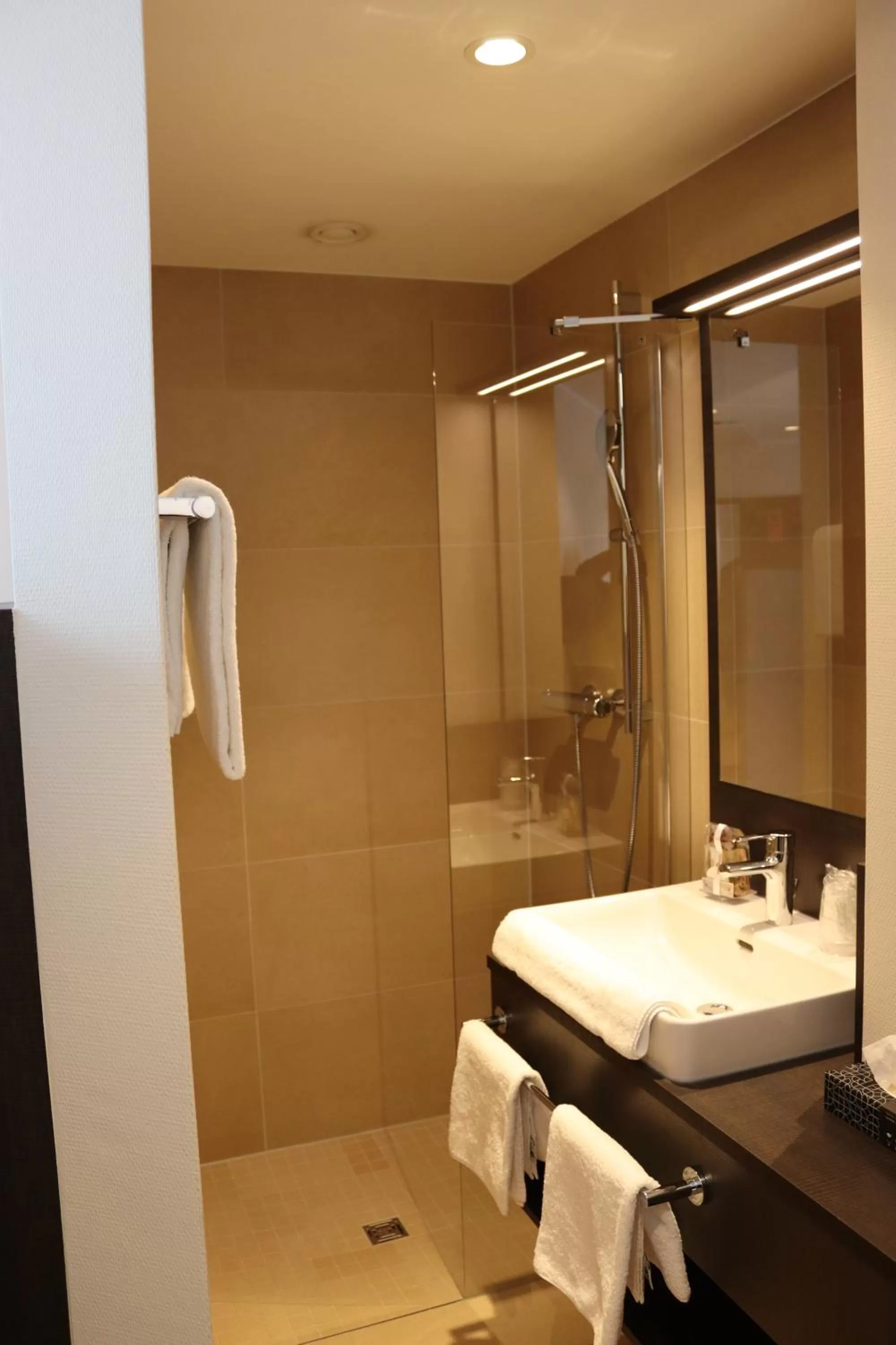 Bathroom in EINSTEIN Hotel am Römerpark