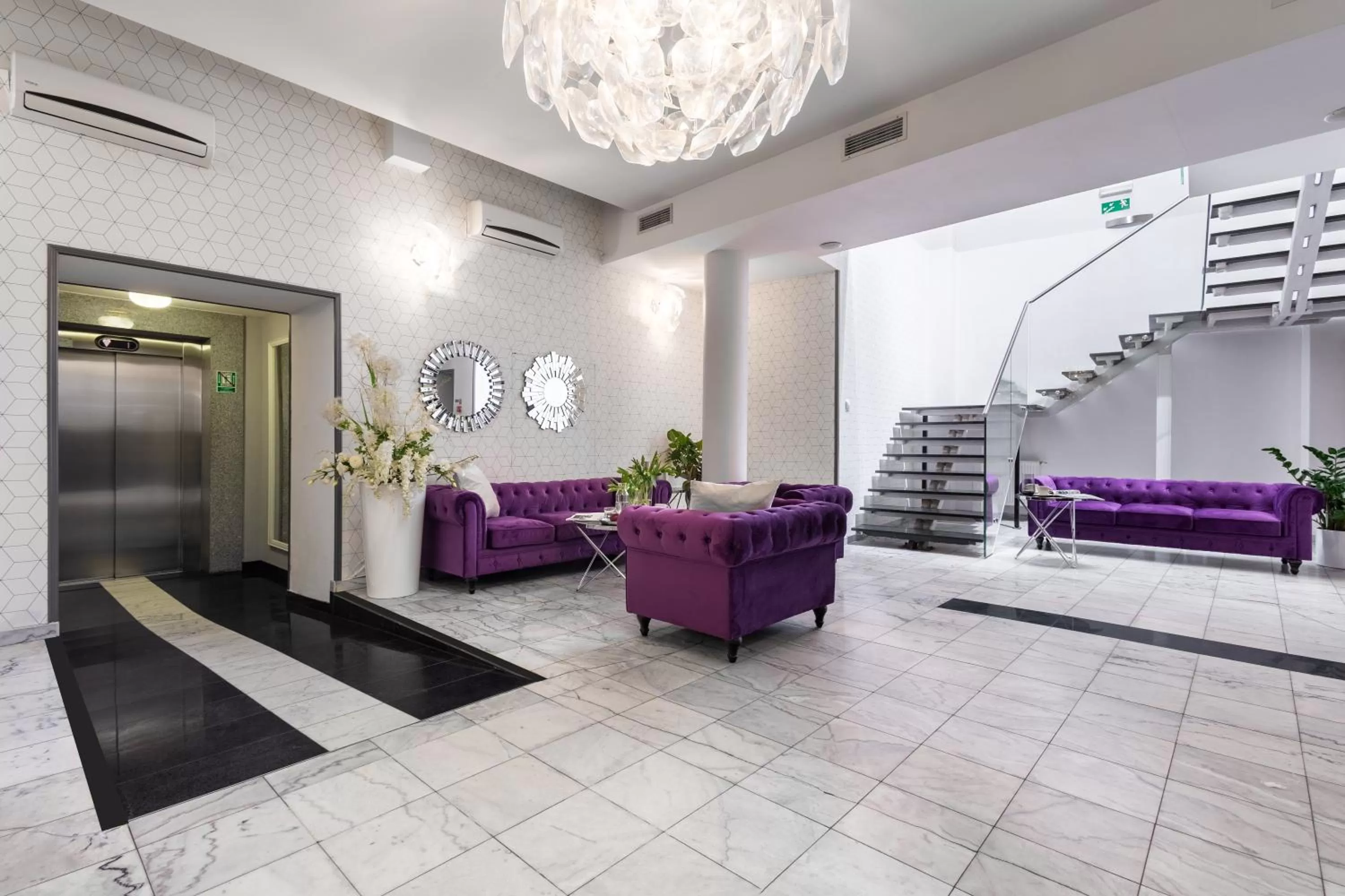 Lobby or reception in Hotel Sofia by The Railway Station Wroclaw
