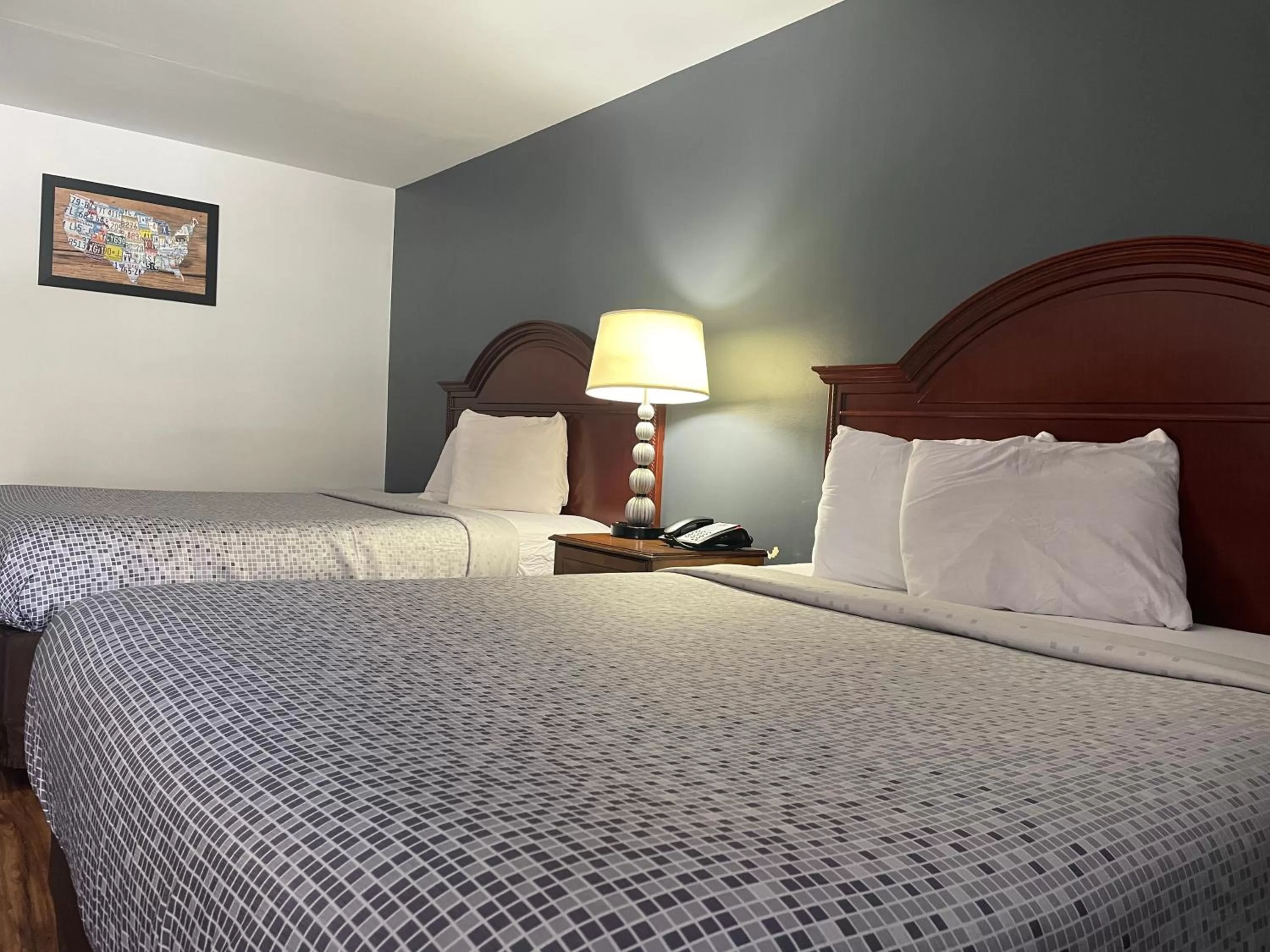 Photo of the whole room, Bed in Econo Lodge Jefferson Hills Hwy 51