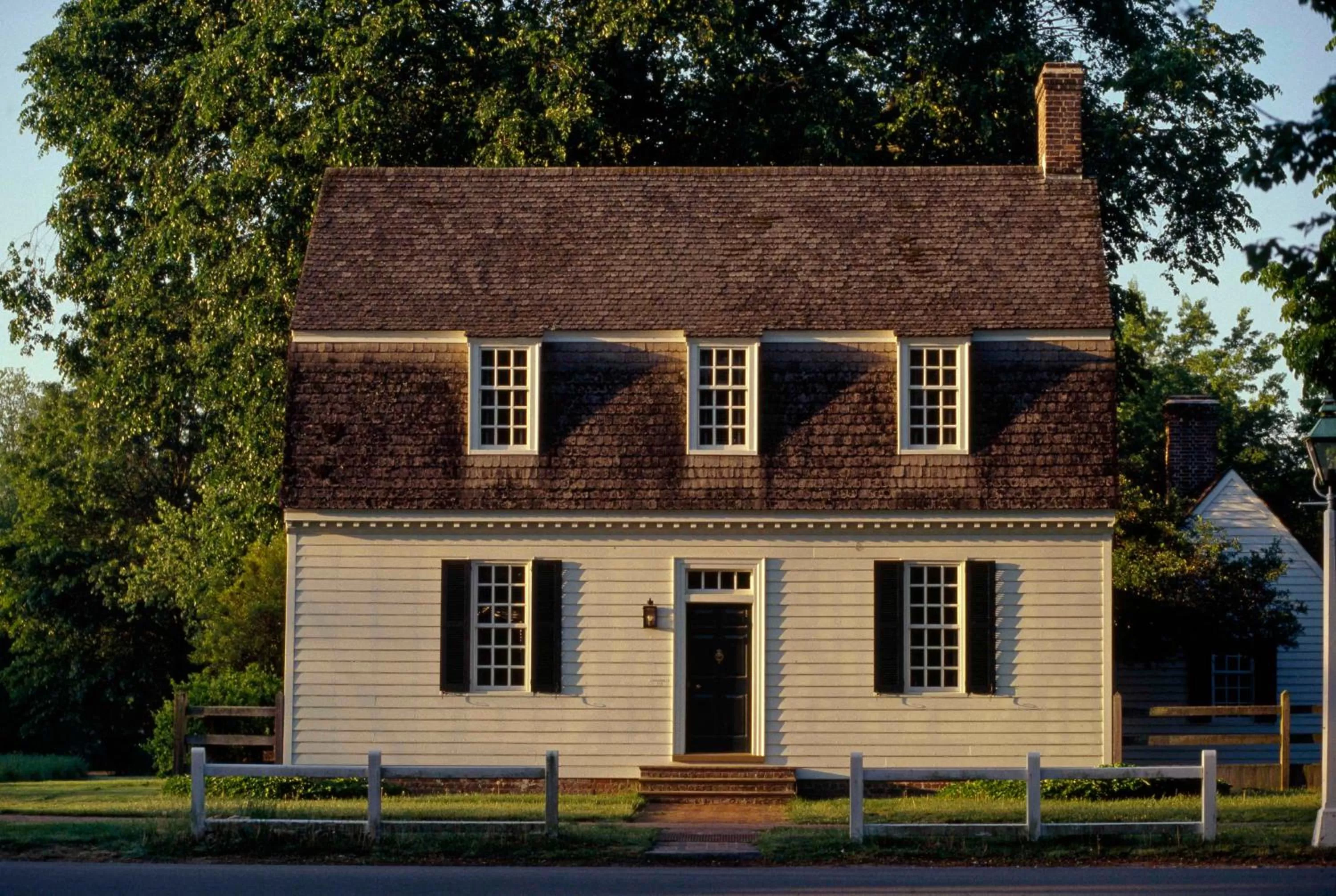 Property building in Colonial Houses, an official Colonial Williamsburg Hotel