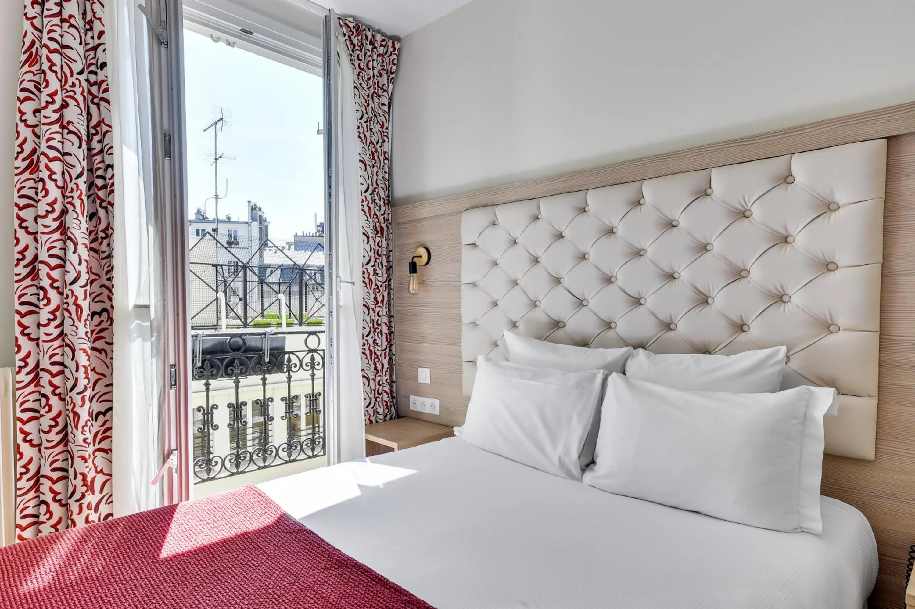 View (from property/room), Bed in Hôtel Alexandrine Opera