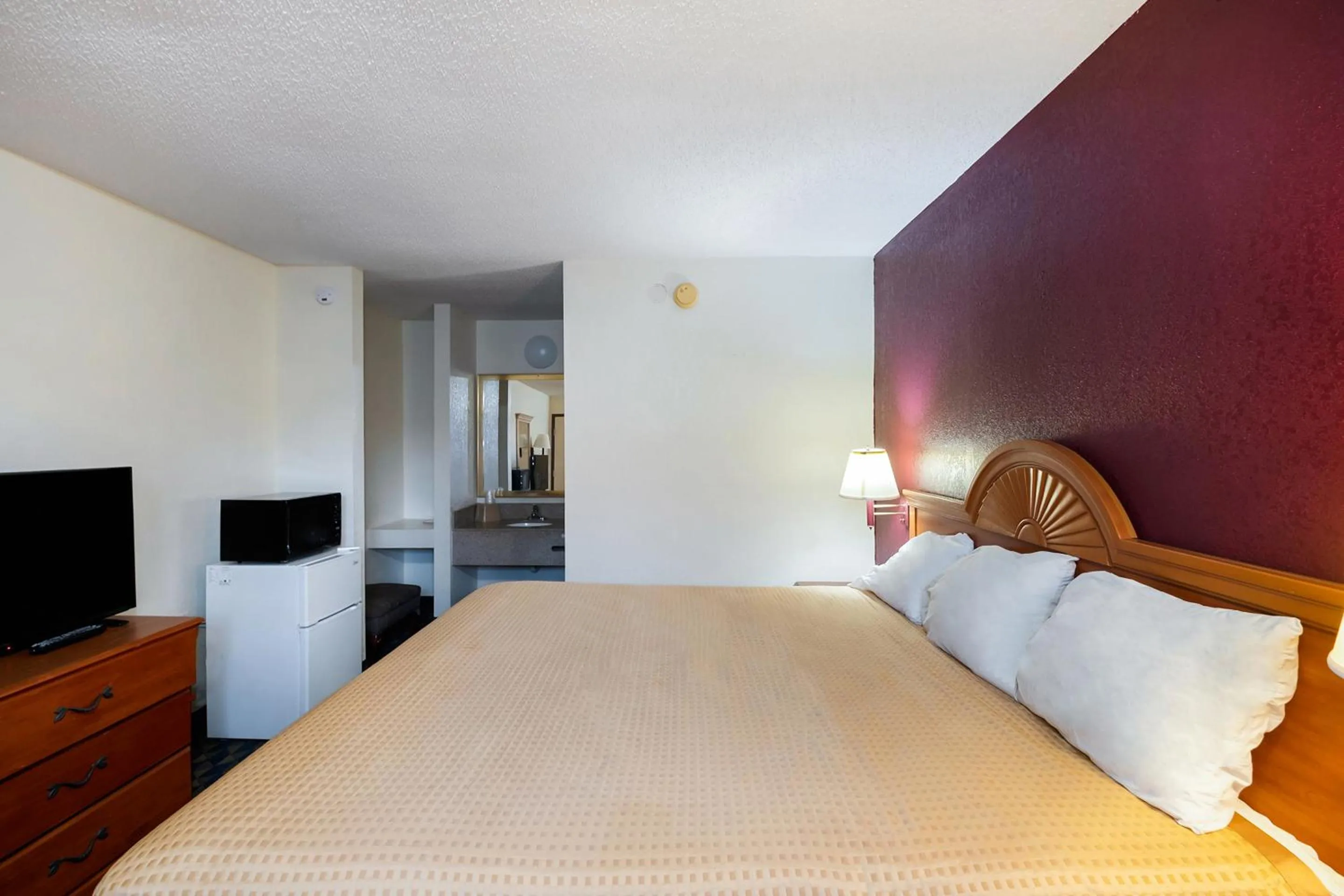 Bedroom in OYO Hotel Manning SC