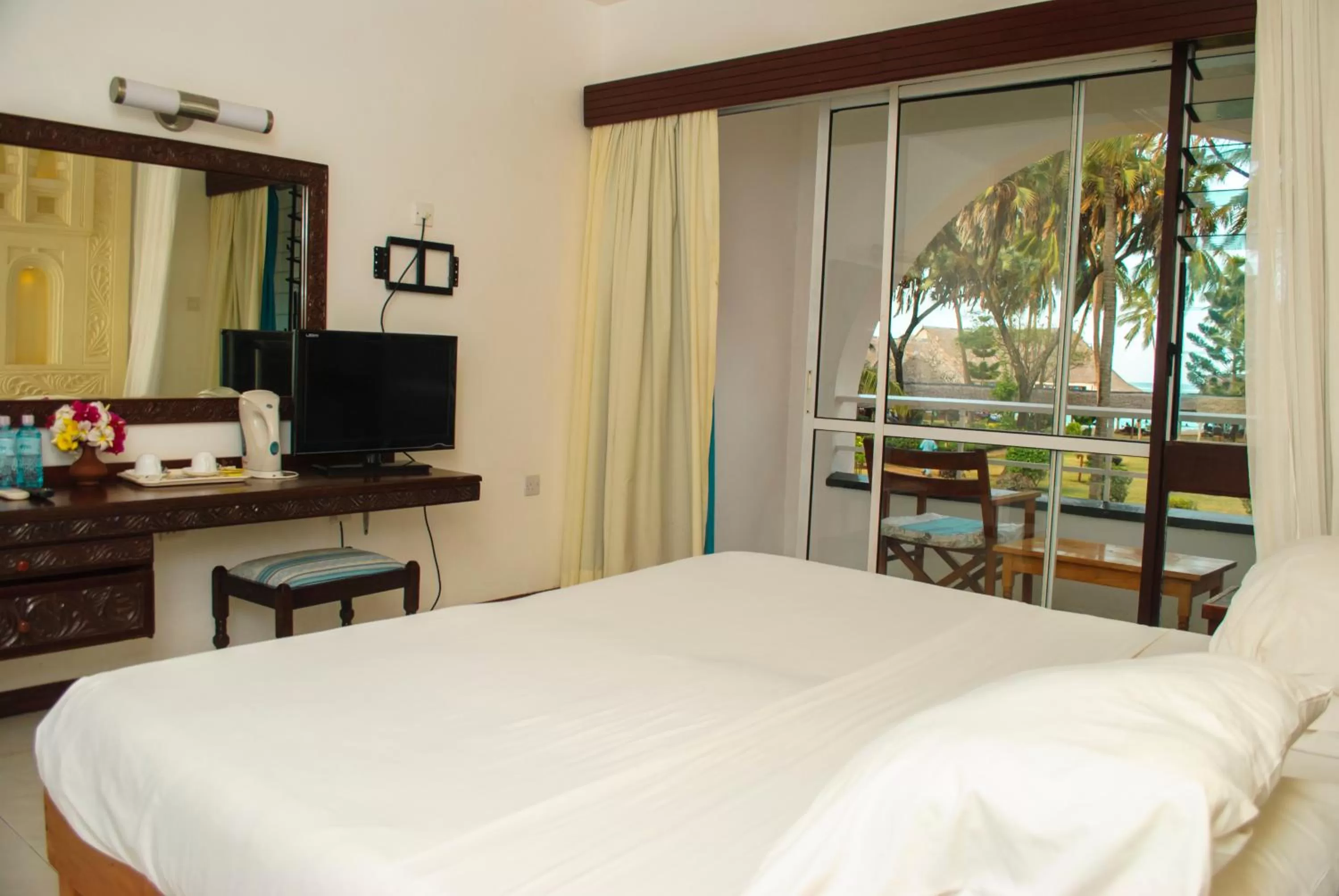 TV and multimedia, Bed in Reef Hotel Mombasa