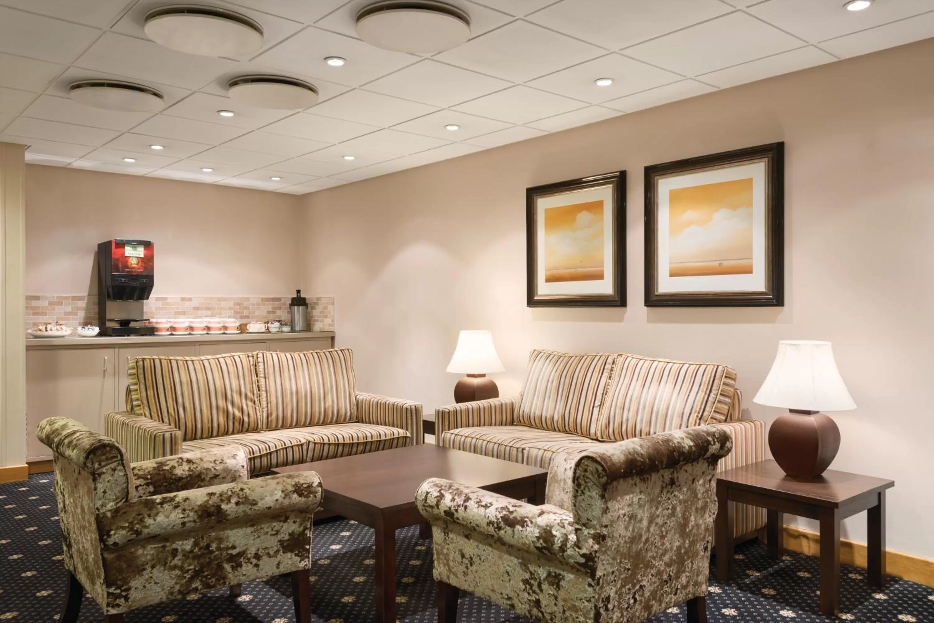 Lounge or bar in Garner Hotel Nottingham City Centre by IHG