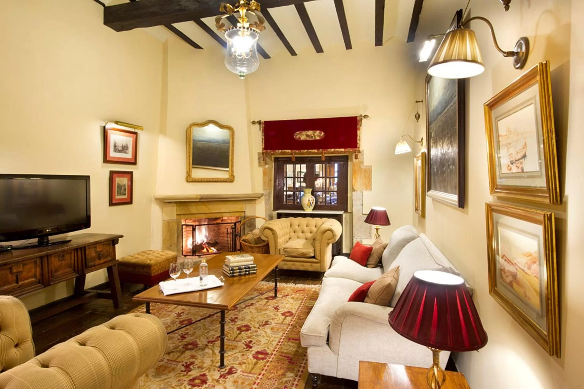 Lounge or bar in Parador de Santillana Gil Blas