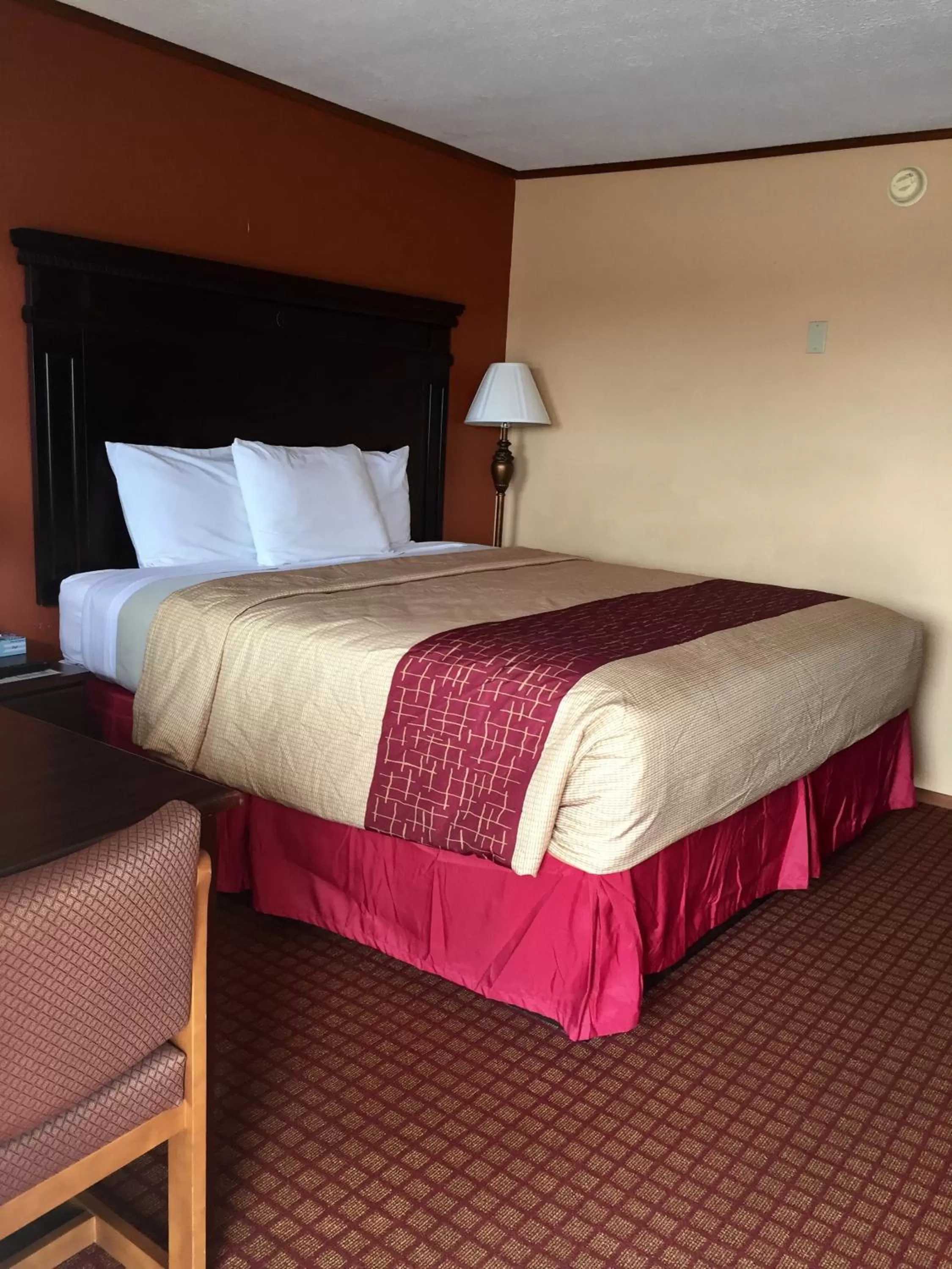 Bed in DeQueen Courtyard Inn