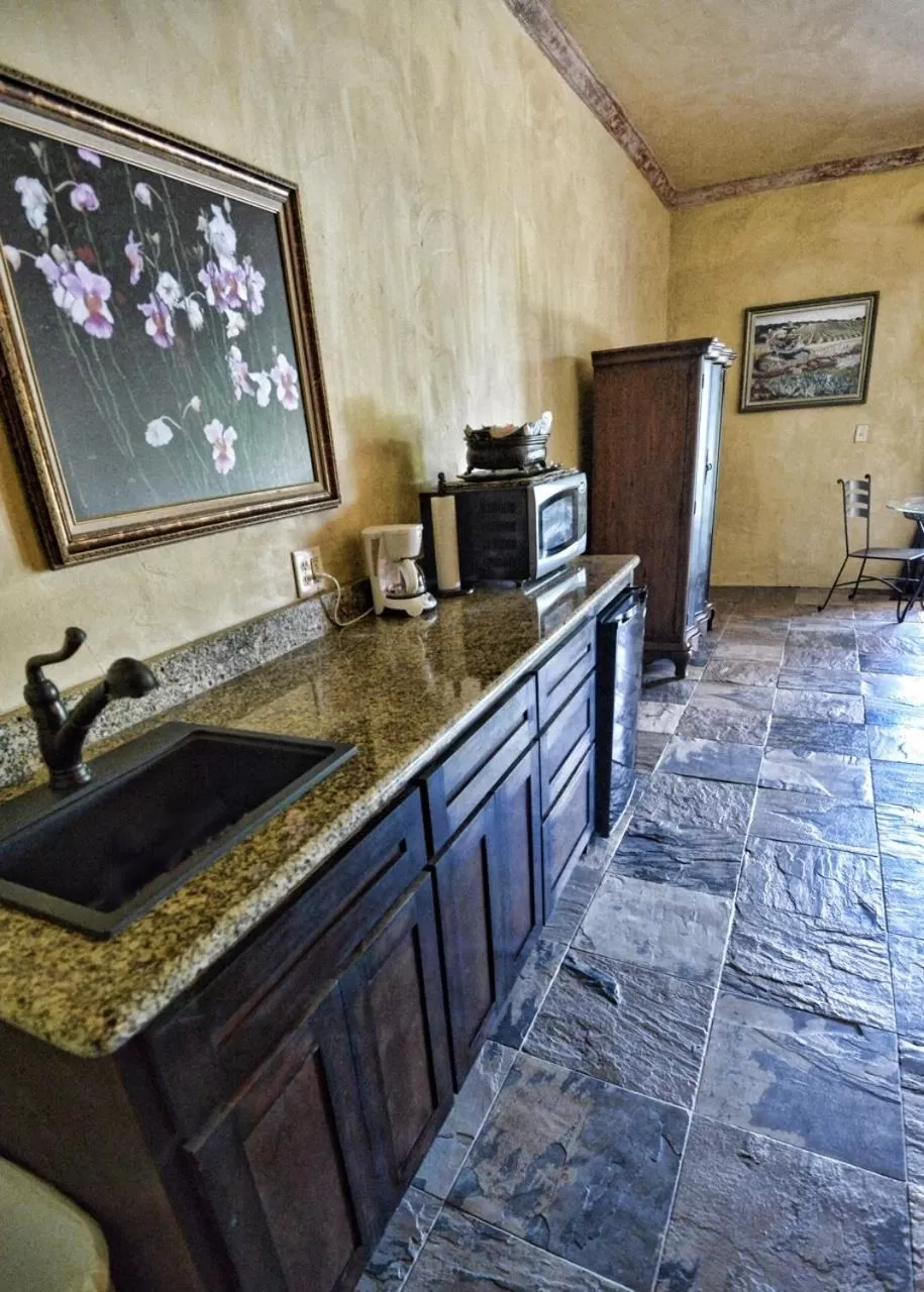 Kitchen or kitchenette in Blanco Riverside Cottages